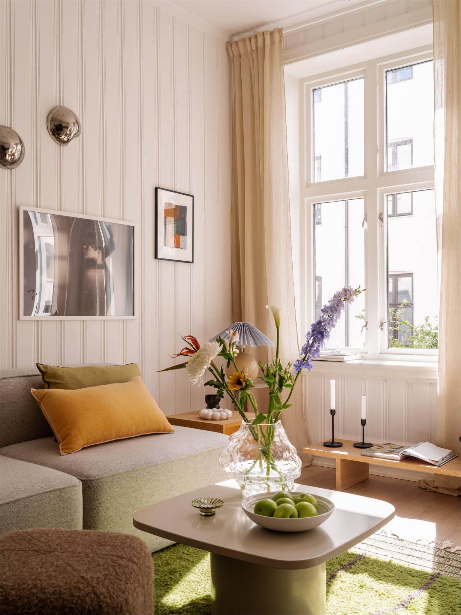 Store vindusflater med dype karmer gir masse lys og ekstra pyntehylle.