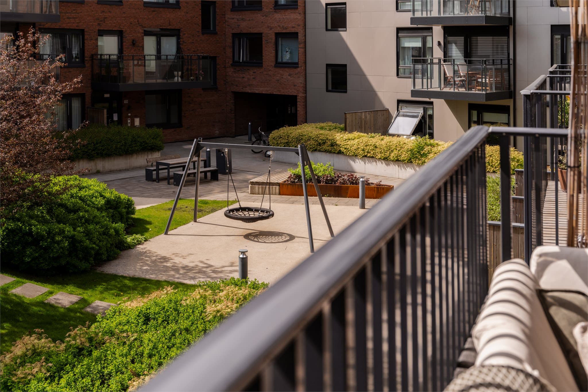 Balkongen ligger veldig fint til med fri sikt ut mot grøntarealer og en hyggelig nabolagslekeplass.