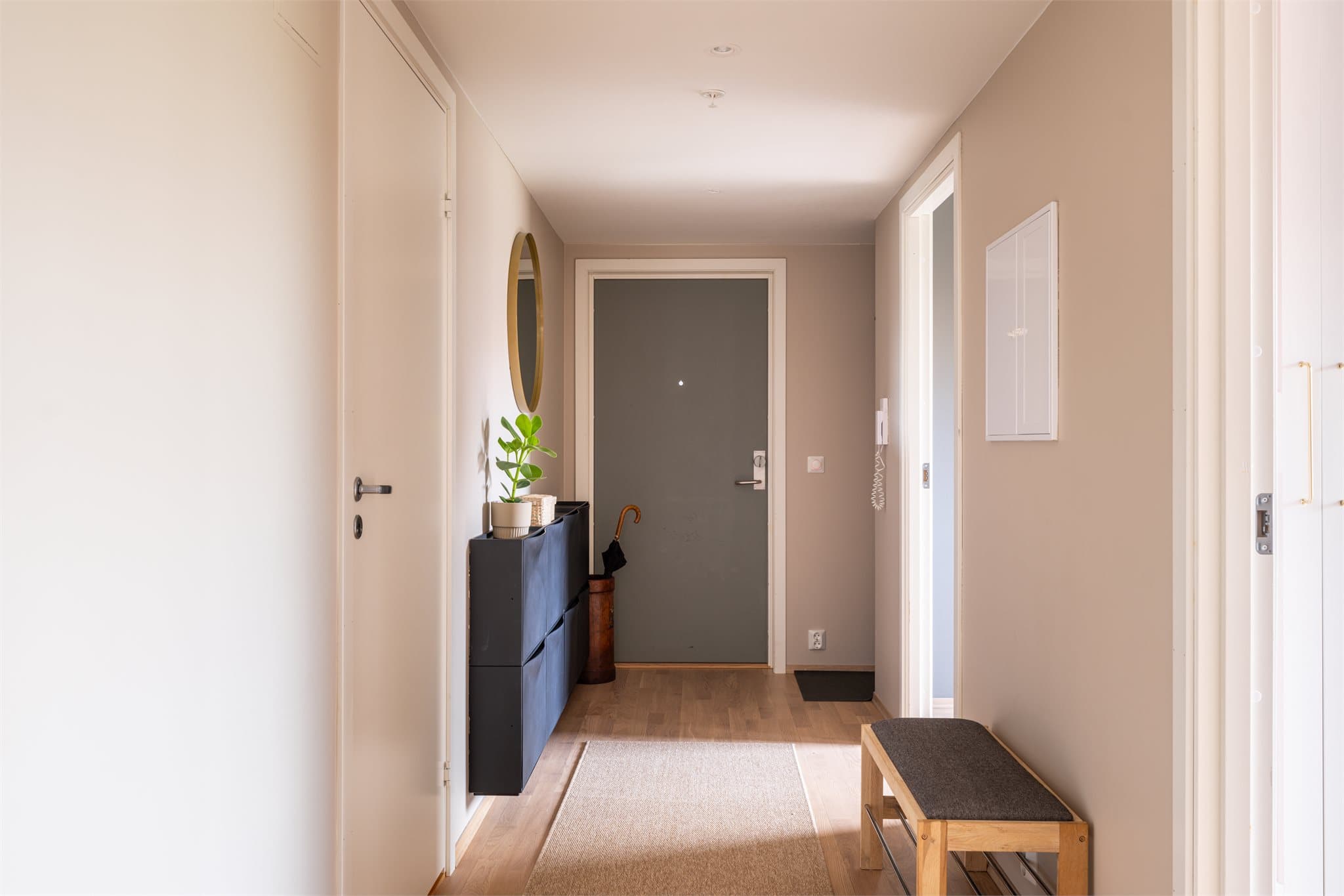 Det er montert downlights i gangen som gir et behagelig lys.