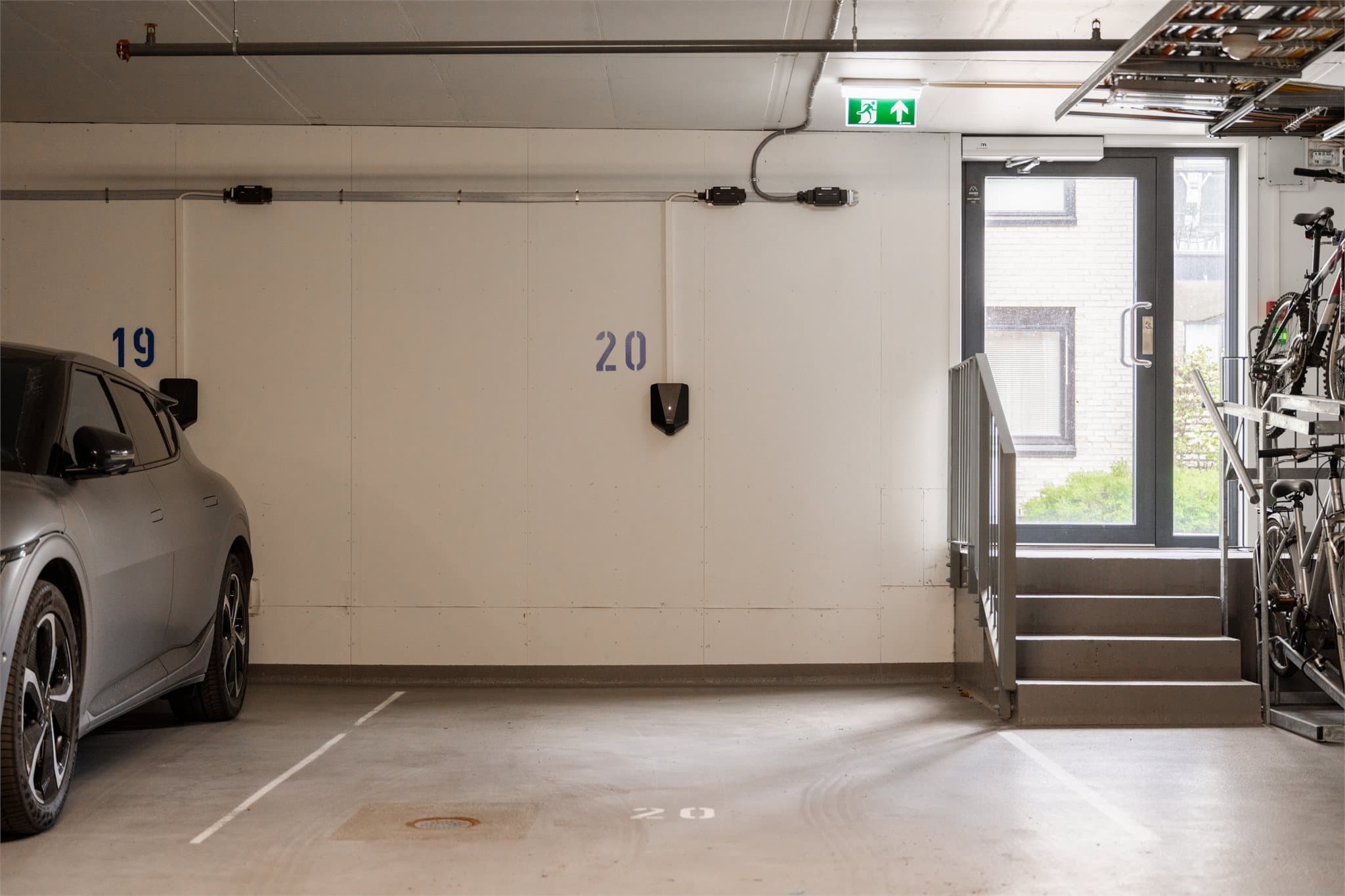 Med leiligheten følger en parkeringsplass i felles garasjeanlegg. Denne har eksepsjonelt god beliggenhet med ekstra utgang ut i bakgården på høyre side.