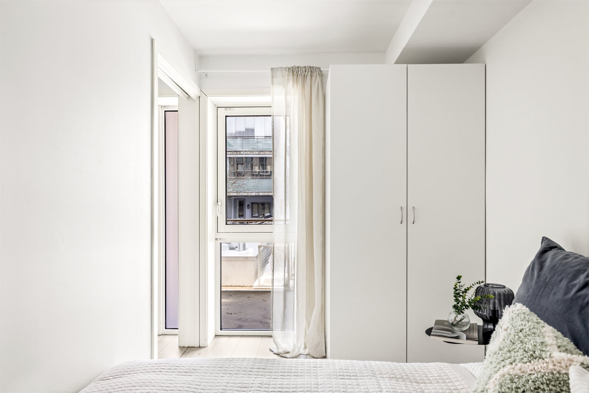 Et praktisk garderobeskap sørger for god oppbevaringsplass på soverommet.