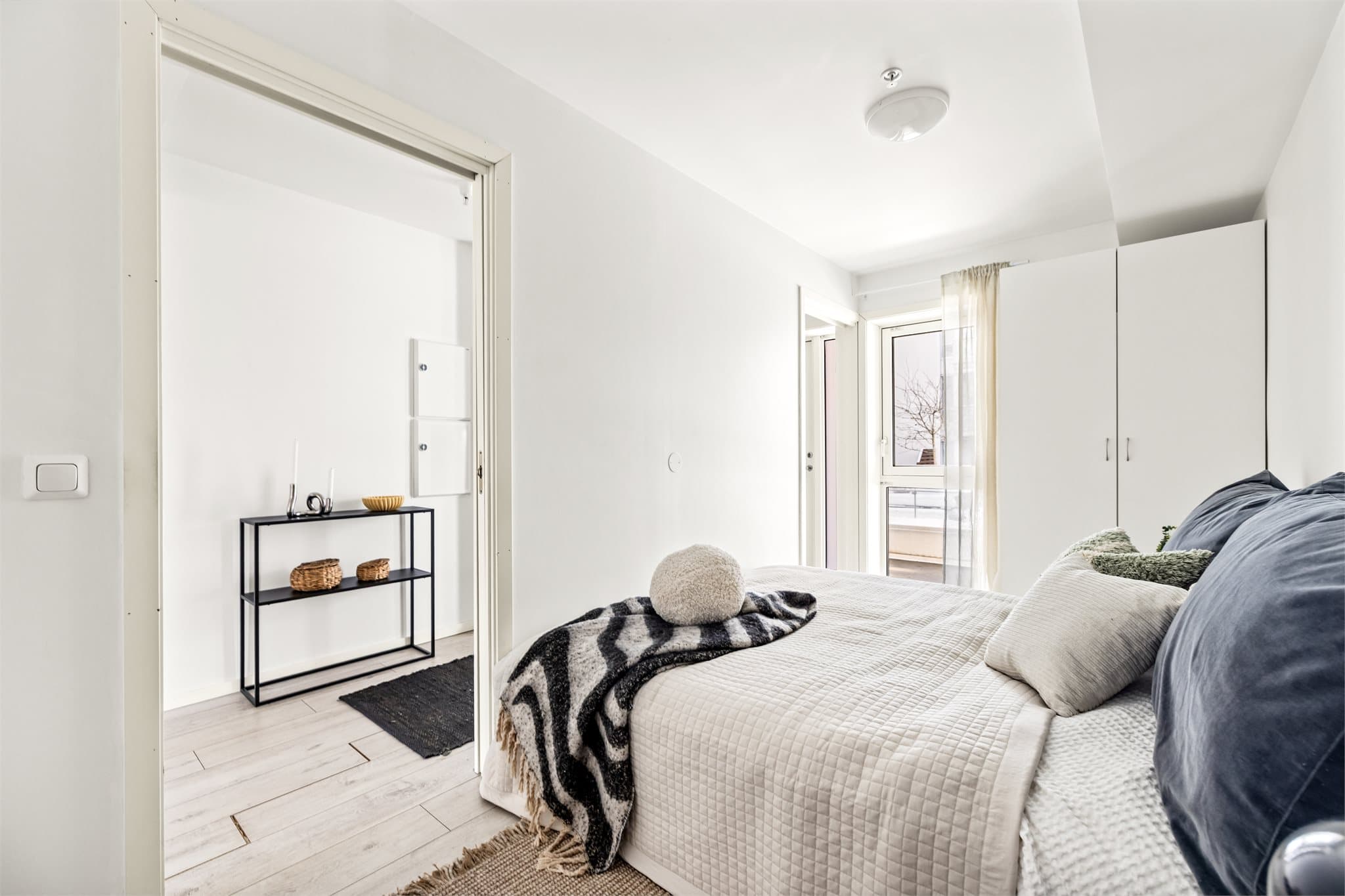 Fra soverommet er det tilgang til et disponibelt rom, perfekt som omkledningsrom eller ekstra lagring.