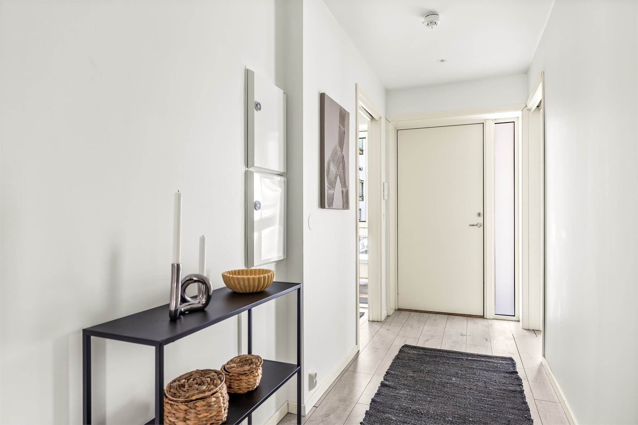 Innbydende entré med downlights i himling og varme i gulvet.