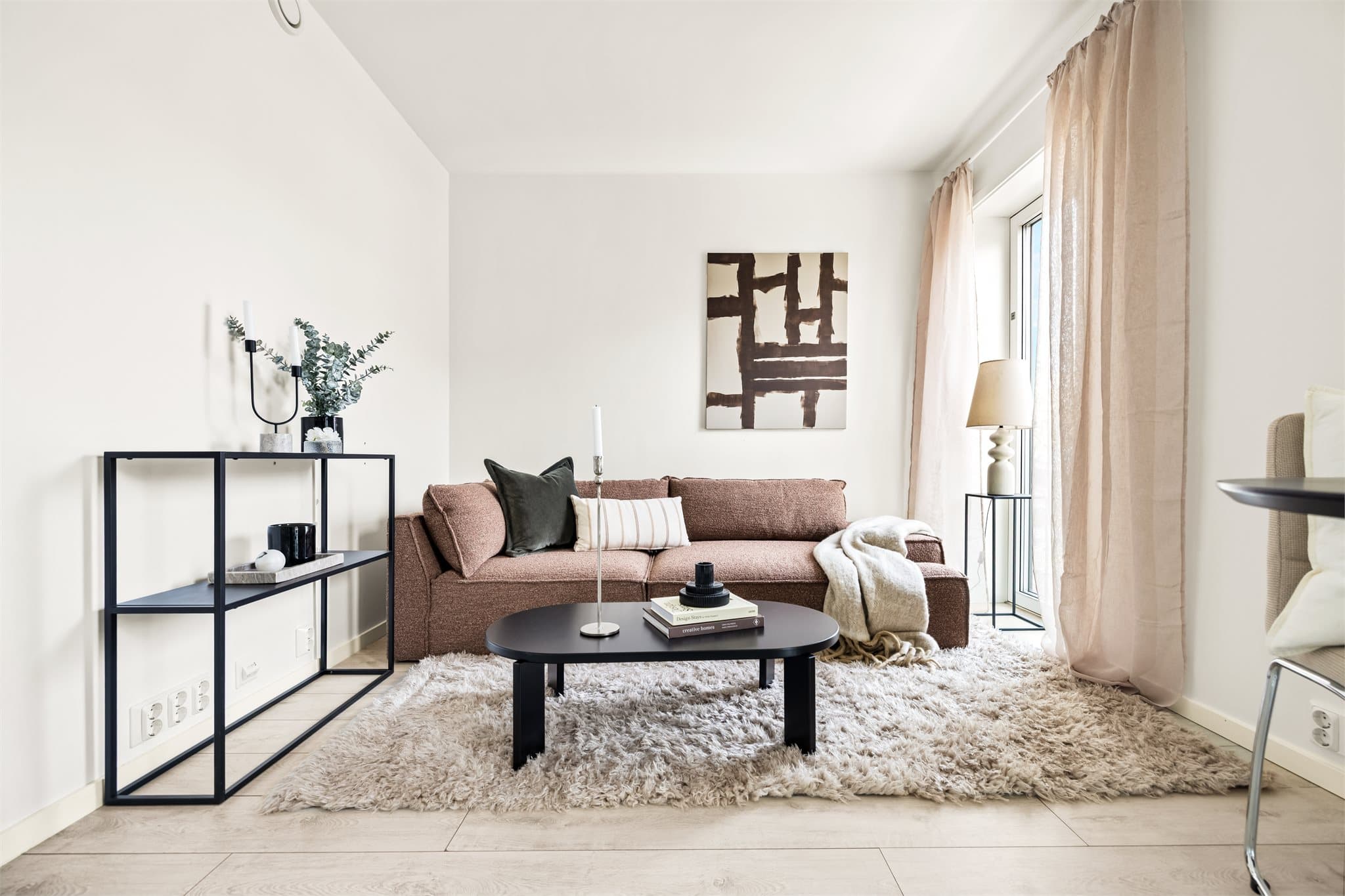 Stuen er lys og har en takhøyde på 2,4 meter, med gjennomgående laminatgulv og gulvvarme.