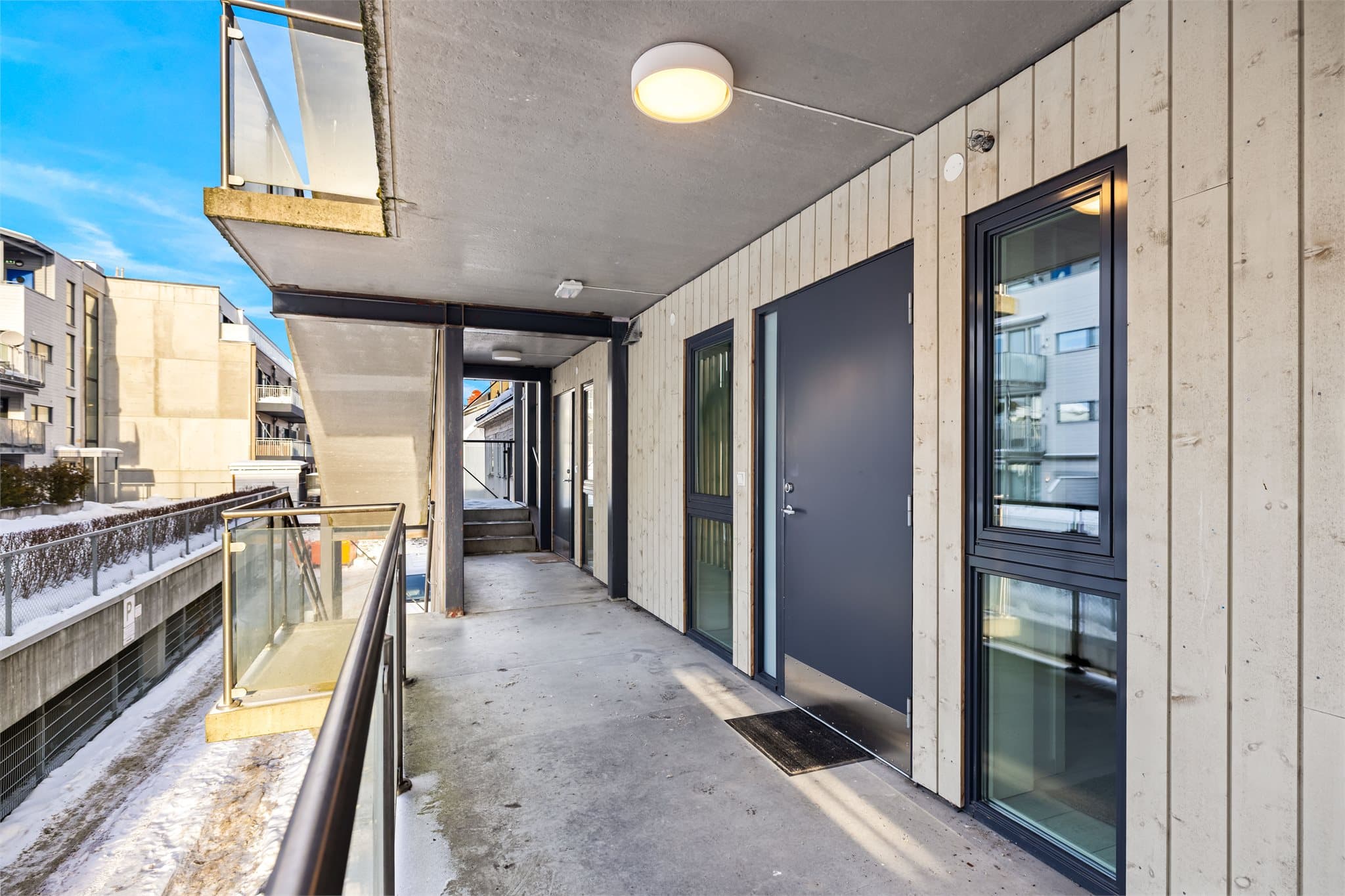 Leiligheten ligger i et bygg fra 2019, sentralt i Strømmen med umiddelbar nærhet til servicetilbud.