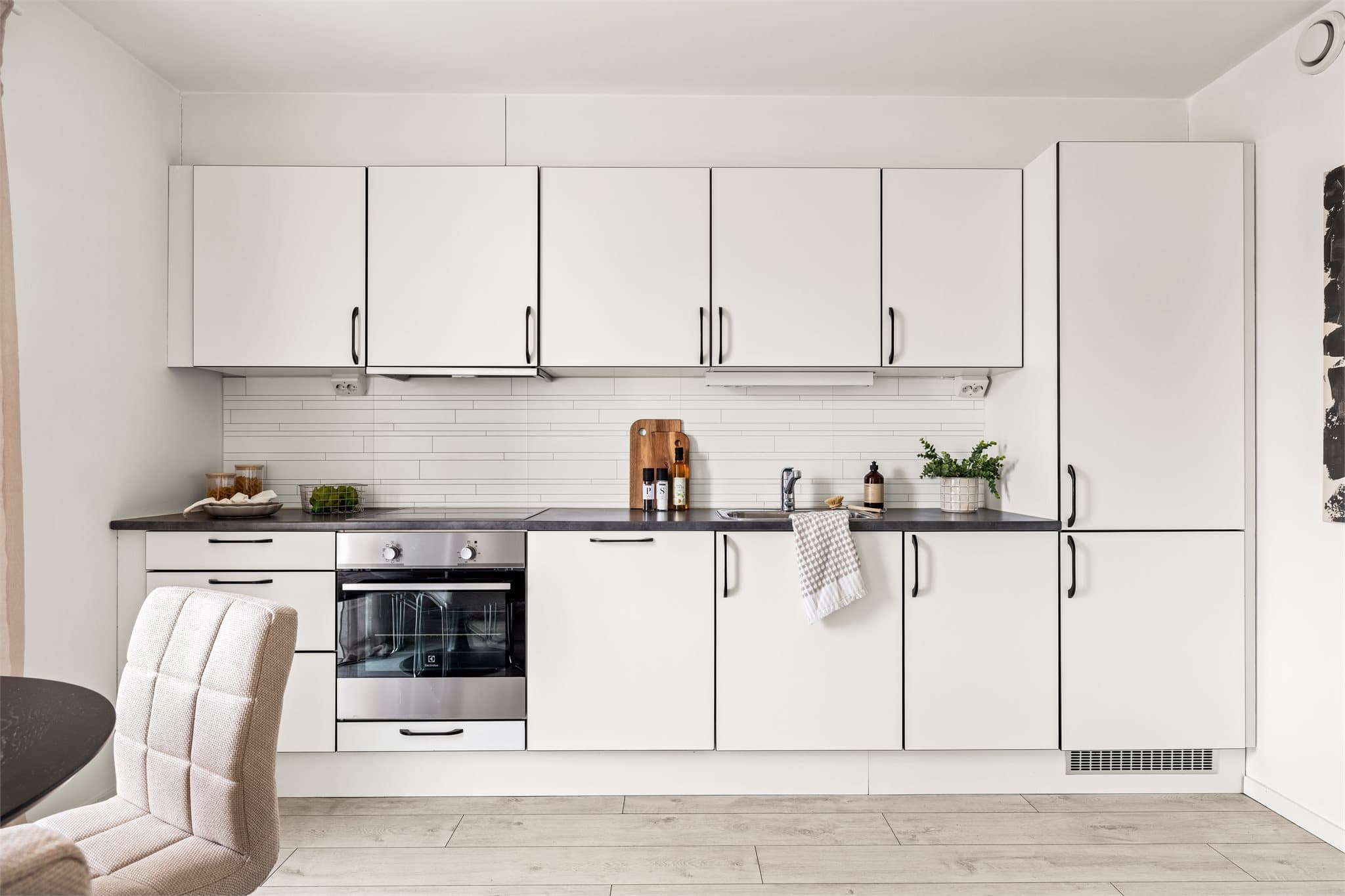 Kjøkkenet er utstyrt med en mørk laminatbenkeplate og Waterguard for ekstra trygghet.