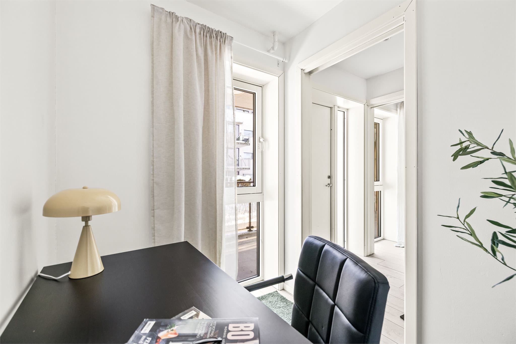 Dette rommet er et perfekt hjemmekontor og har, som resten av leiligheten, gulvvarme.