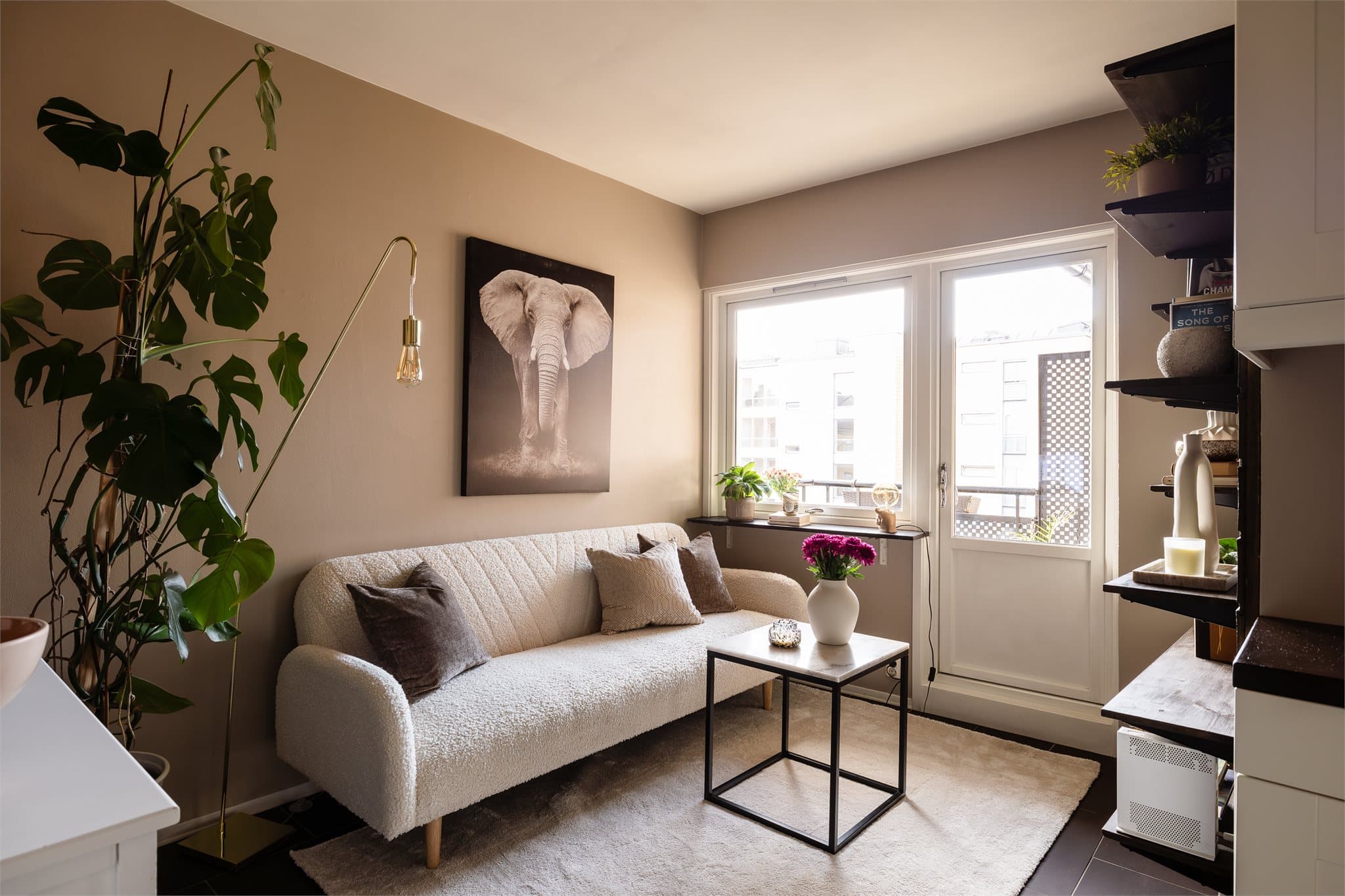 Lune, delikate farger og mye dagslys fra store vindusflater.