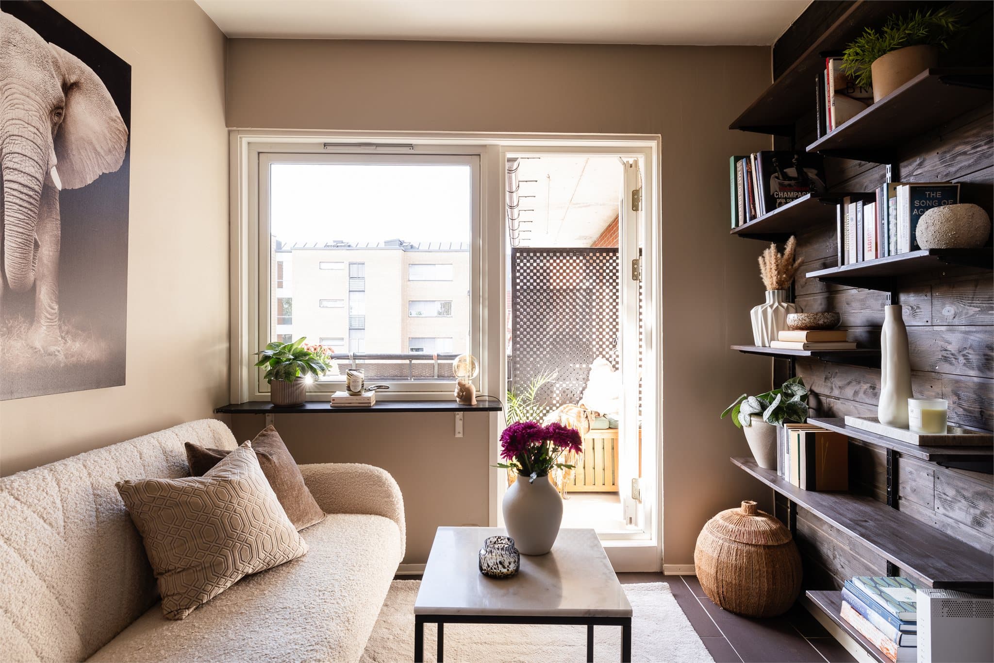 Balkongen blir som en forlengelse av leiligheten på varme sommerdager.