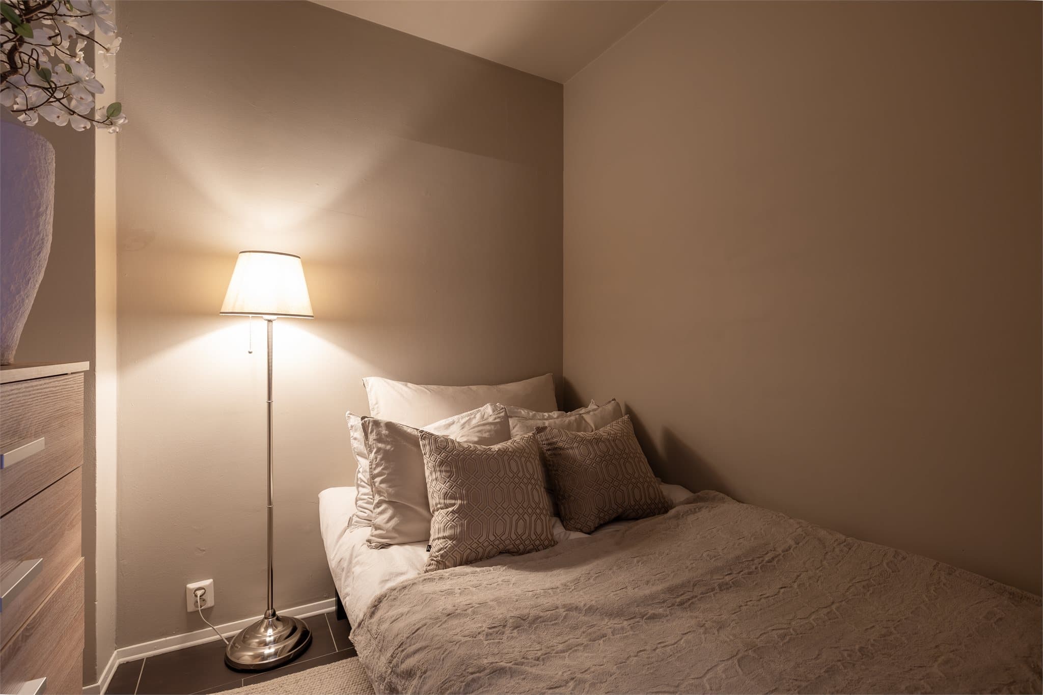 Meget god romfølelse og delikate farger som gir kroppen ro.