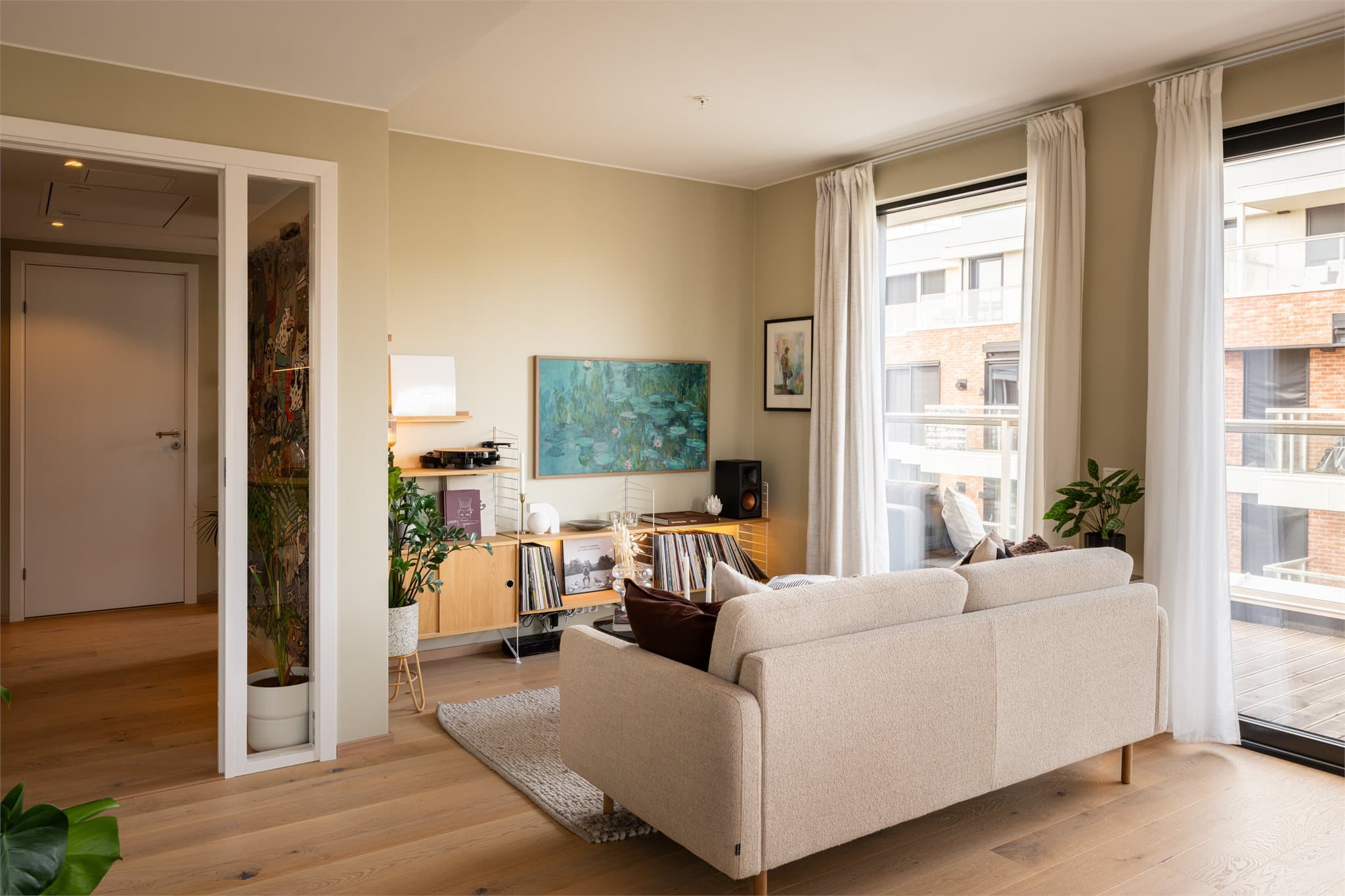 Resultatet er et moderne og helhetlig uttrykk med tidløse kvaliteter, samtidig som den nøytrale og gjennomtenkte utformingen gir gode muligheter for å sette sitt personlige preg på boligen.