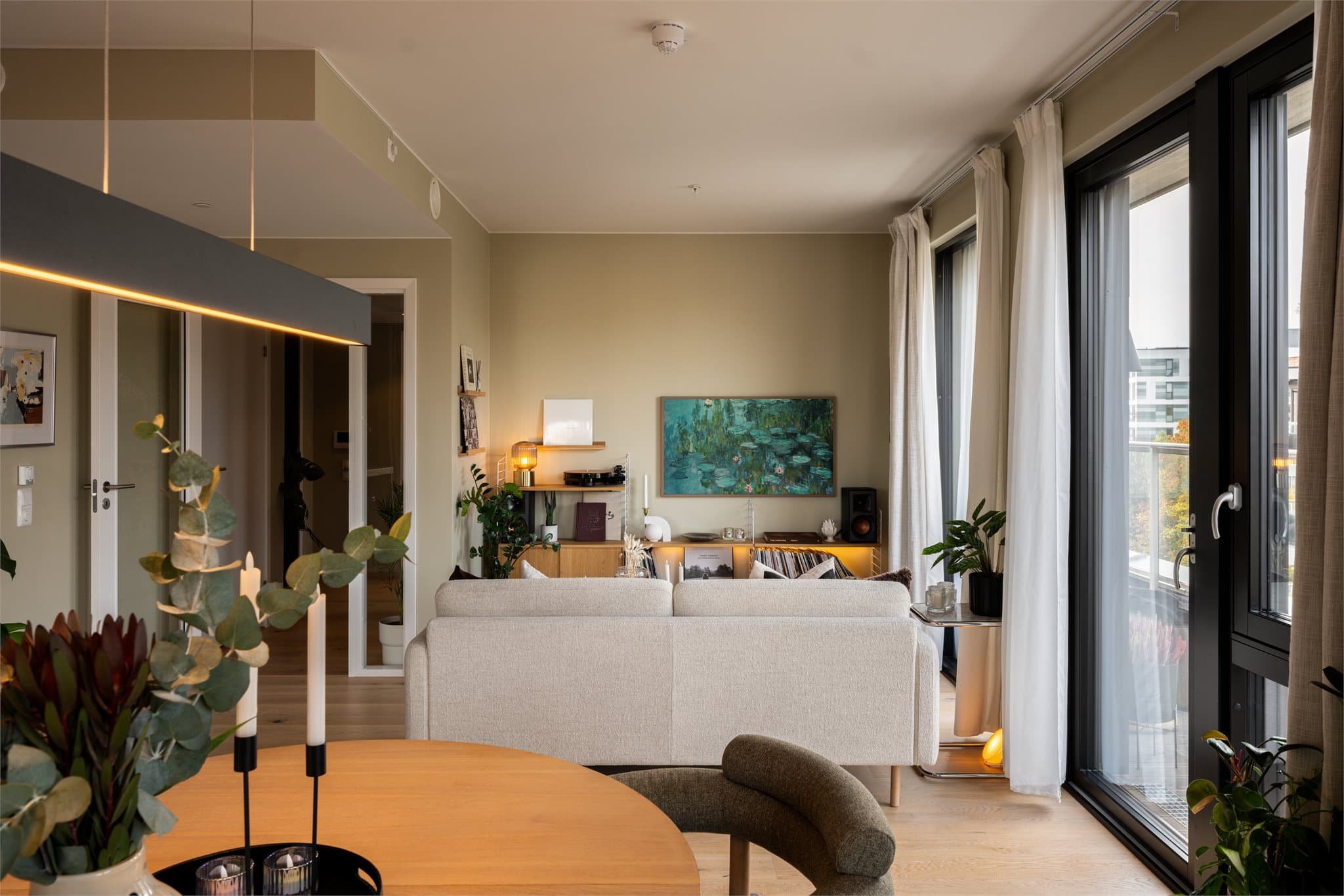 Boligen kjennetegnes av en gjennomført og harmonisk stil, hvor fargepalett, overflater og innredning er nøye sammensatt av interiørarkitekt engasjert av utbygger.