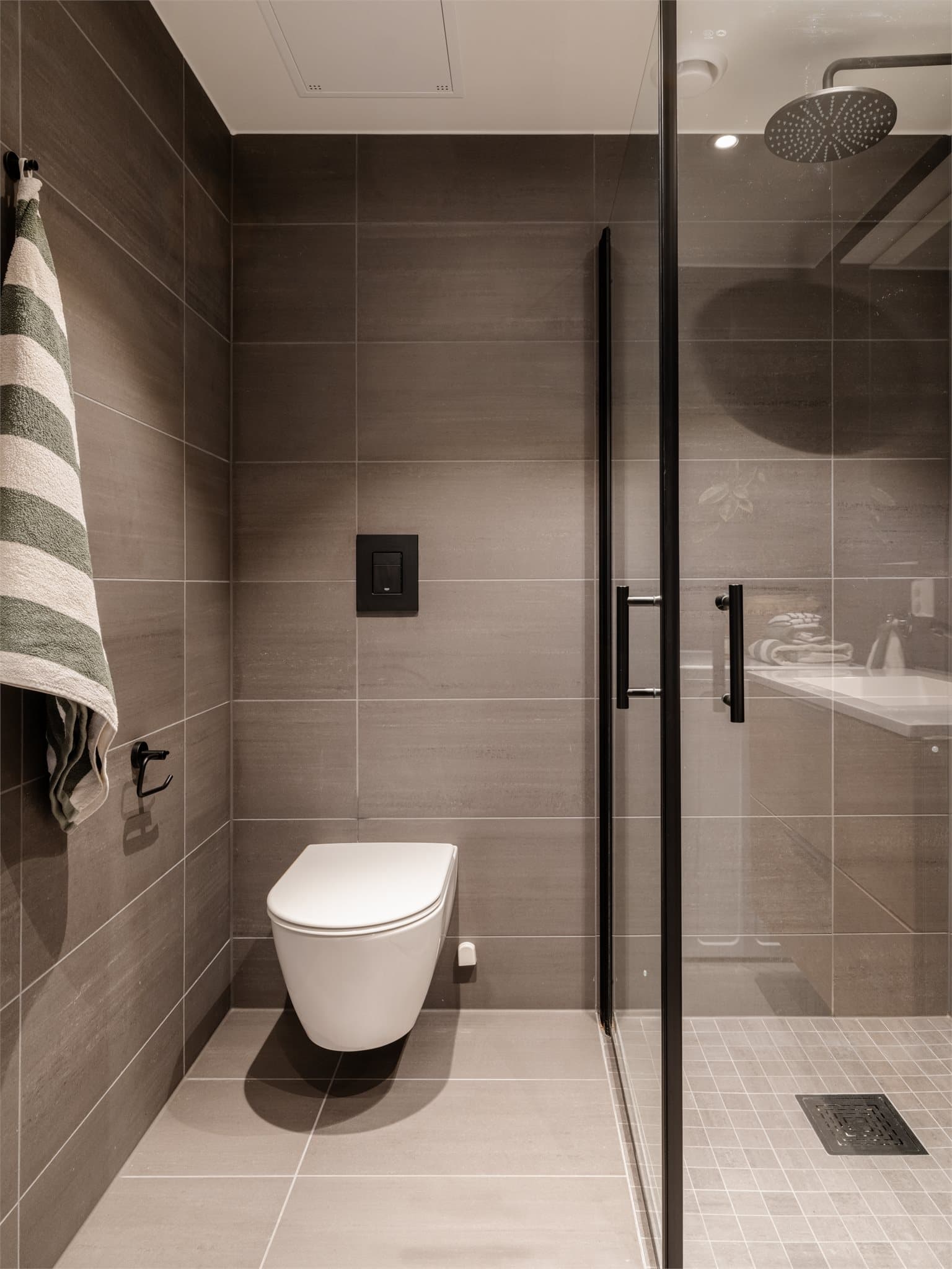 Badet har flislagte vegger og gulv med vannbåren varme. Det er tilrettelagt med opplegg for vaskemaskin/tørketrommel, noe som gir en praktisk løsning for klesvask.