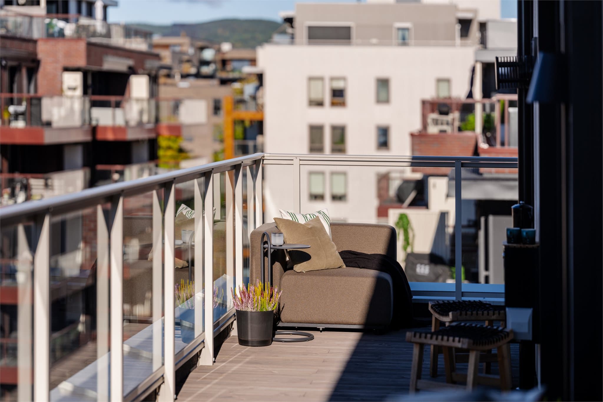 Her er det rikelig med plass til både en romslig spisegruppe, loungeområde, solsenger og grill, med gode muligheter for å skape en innbydende uteplass til både avslapning og sosiale sammenkomster.
