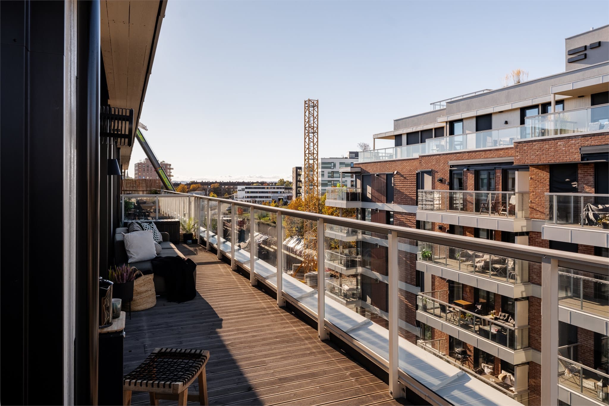 En av boligens fremste kvaliteter er den imponerende, private terrassen på hele ca. 38 m², som strekker seg langs to sider av leiligheten.