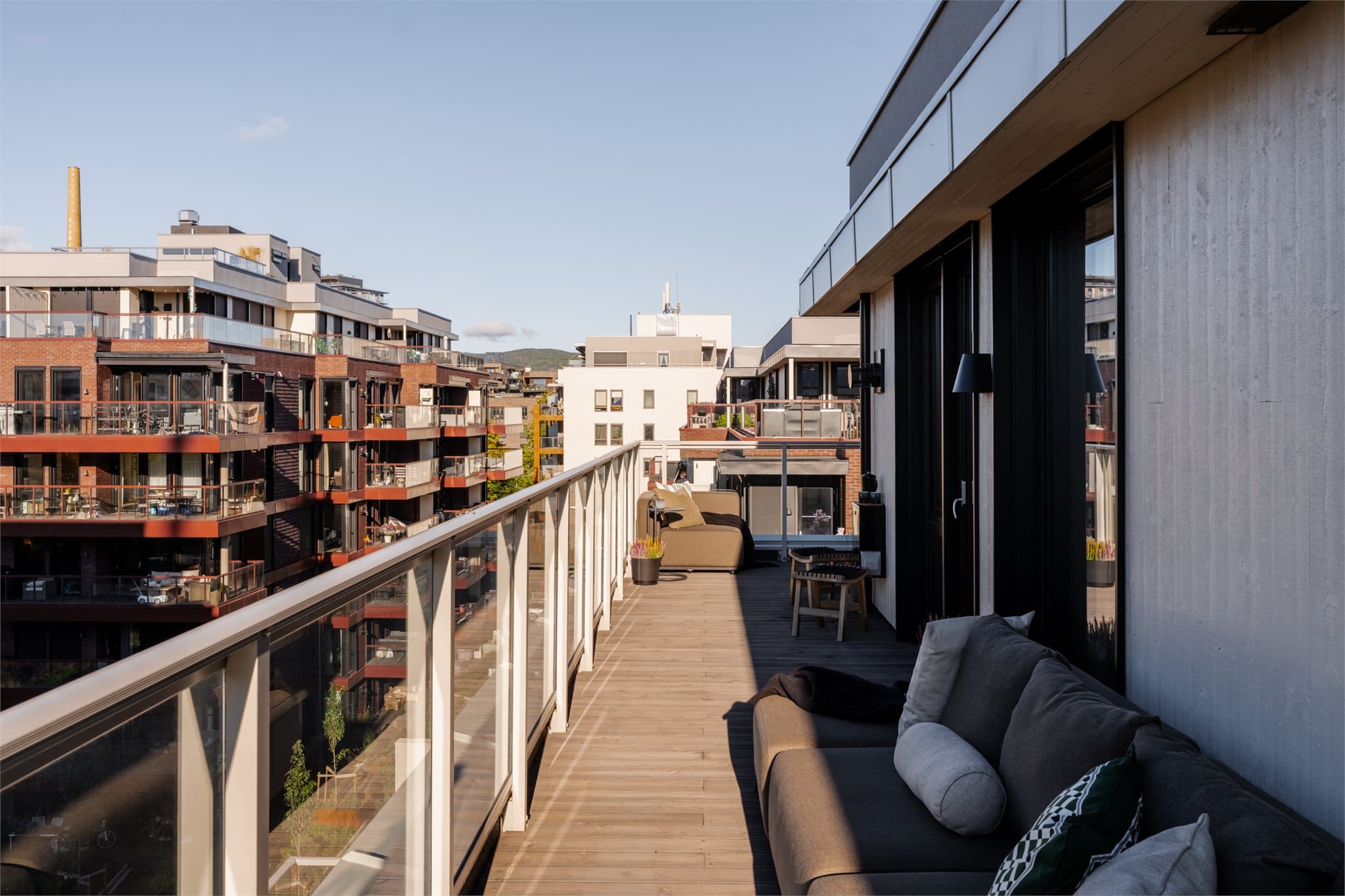 Den L-formede utformingen gir flere naturlige soner for møblering og gjør det mulig å variere oppholdssted etter solforhold og ønsket om sol eller skygge gjennom dagen.