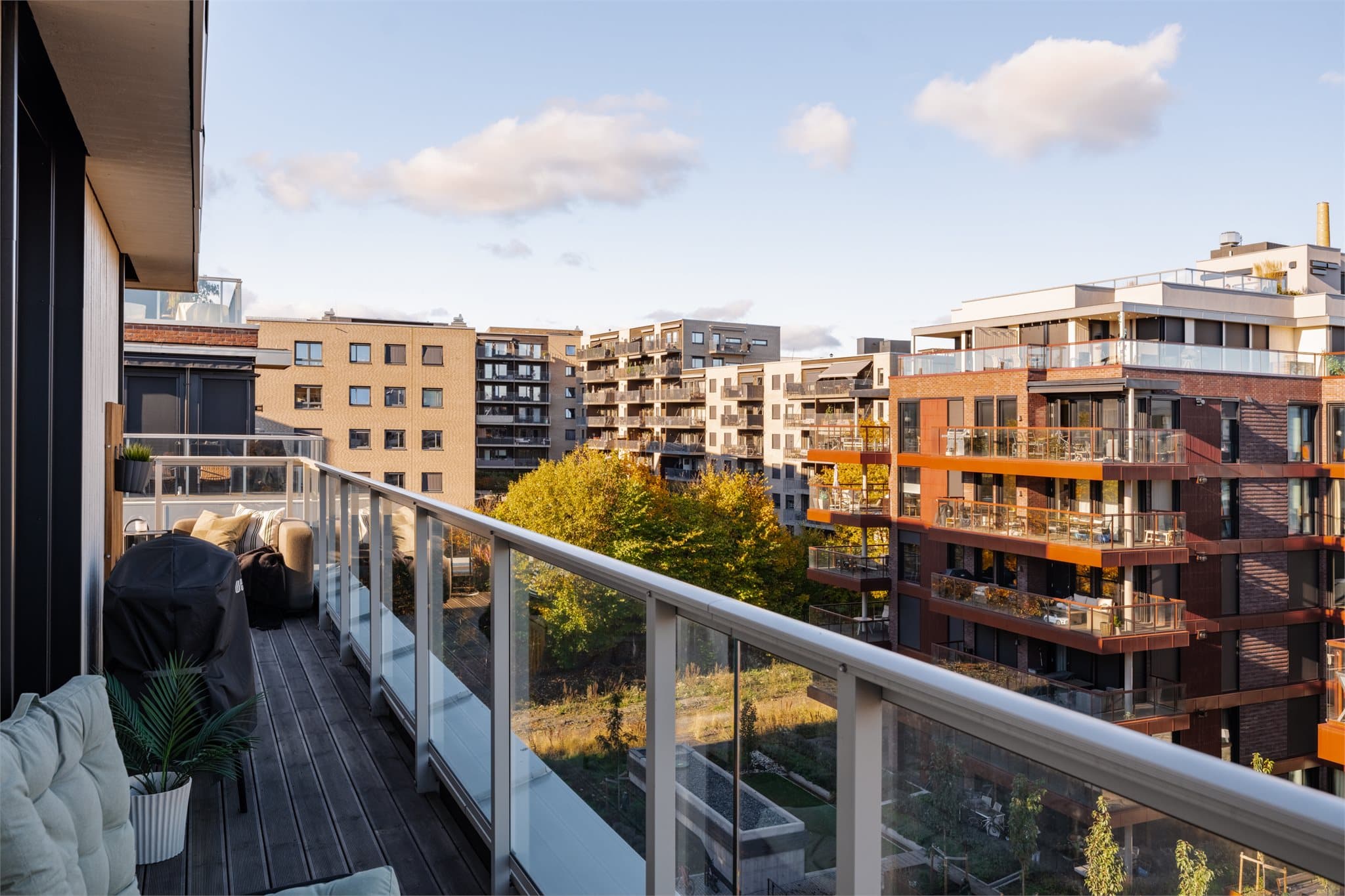 Det er i tillegg etablert et oppgradert gassuttak med direkte tilkobling for gassgrill, en praktisk detalj som gjør uteplassen spesielt godt tilrettelagt for hyggelige måltider og lange sommerkvelder.
