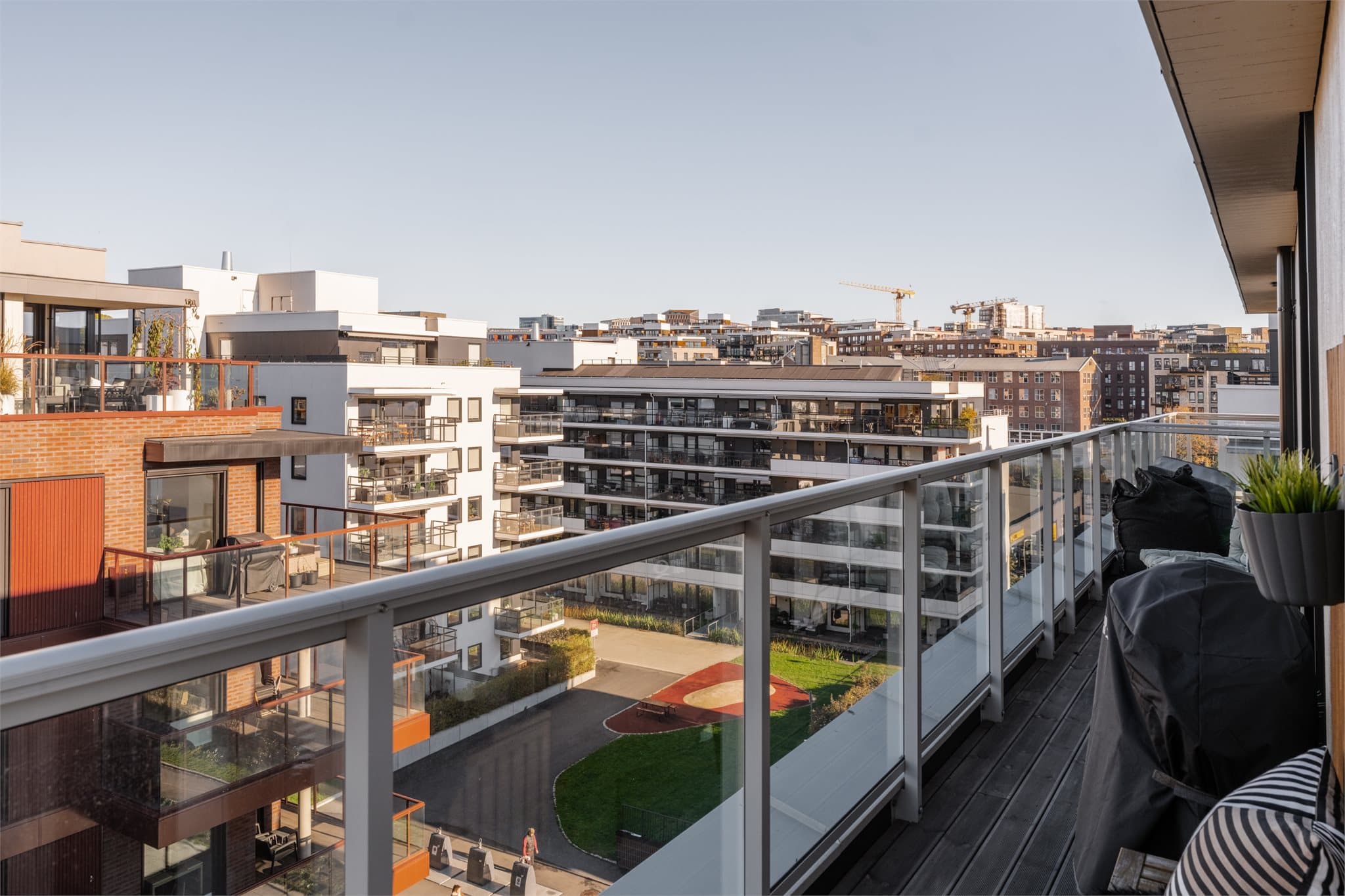 Terrassen har betongdekke og glassrekkverk, som gir et moderne og luftig uttrykk.