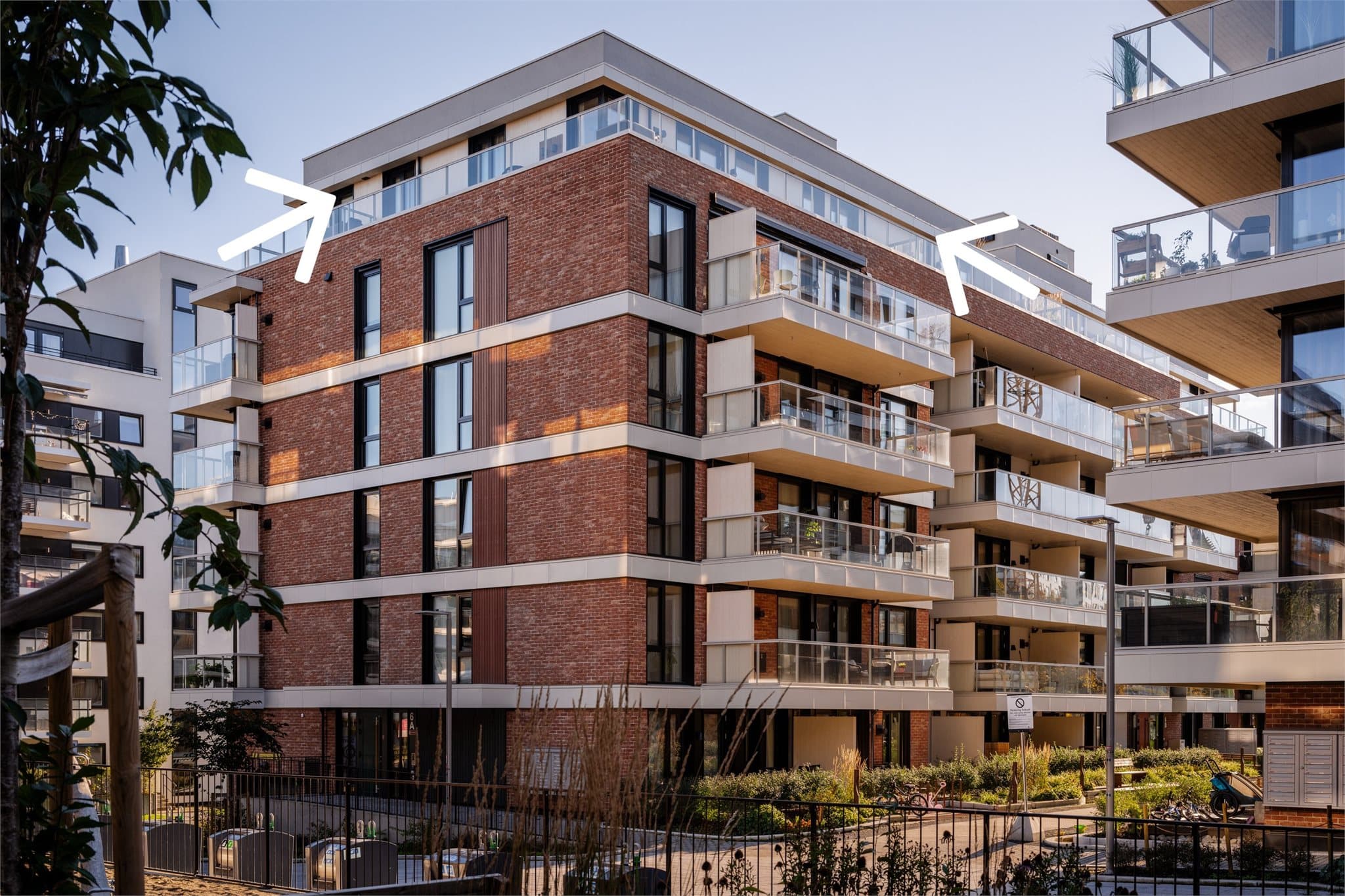 Leiligheten ligger i 6. etasje med heisadkomst og privat terrasse som strekker seg langs hjørnet.