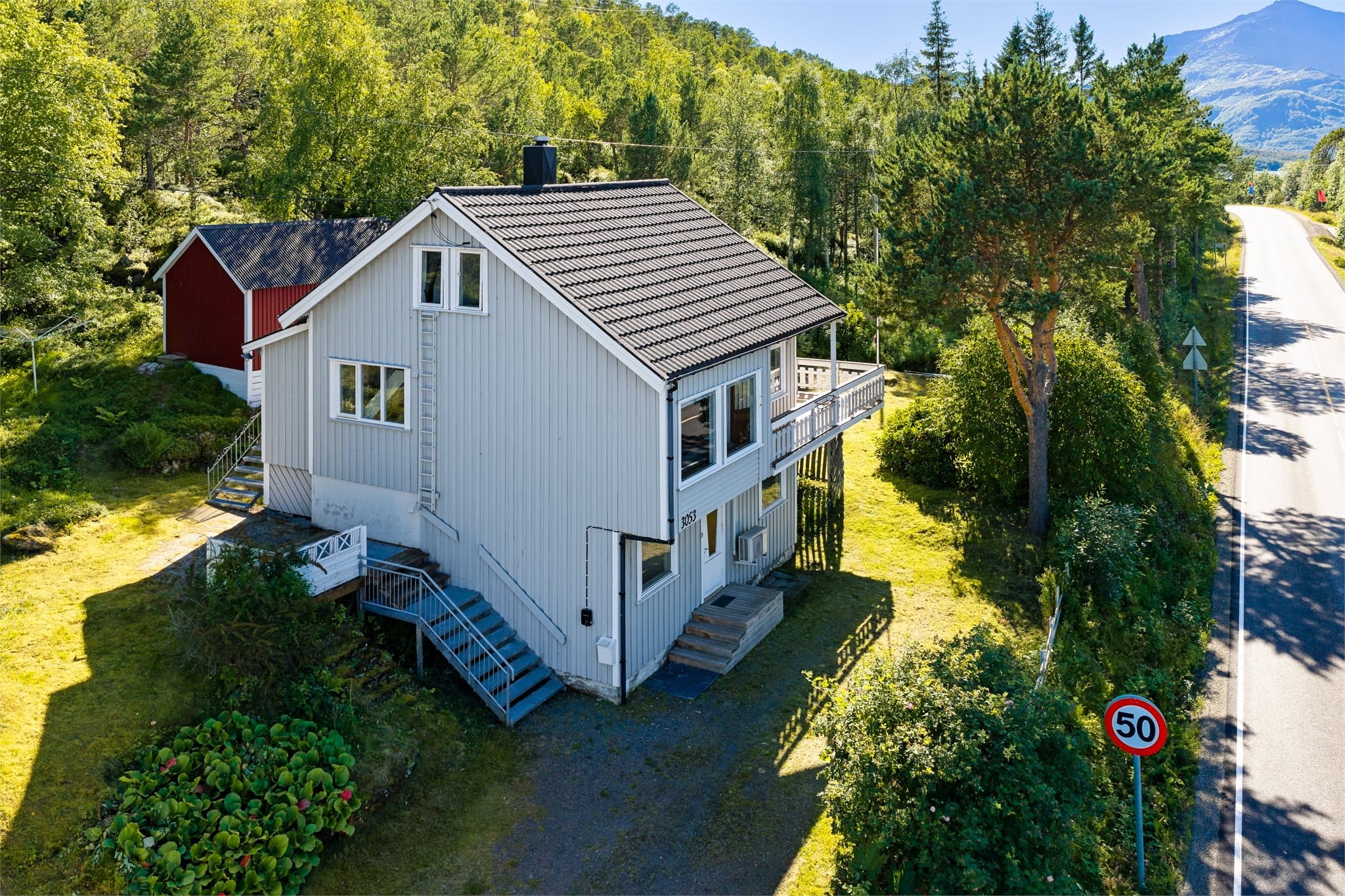 Eiendommen består av enebolig, garasje og et frittstående uthus.