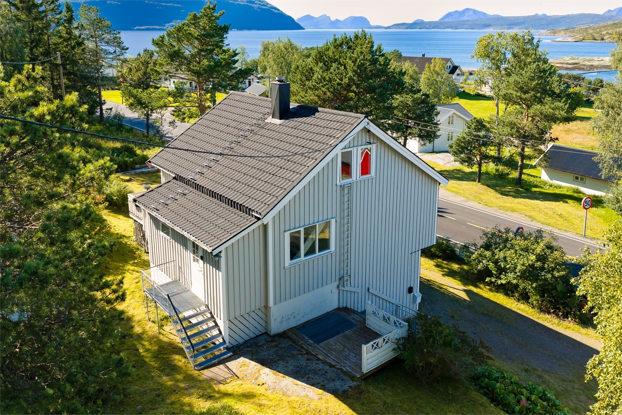 Boligen har tak tekket med steinbelagte stålplater.