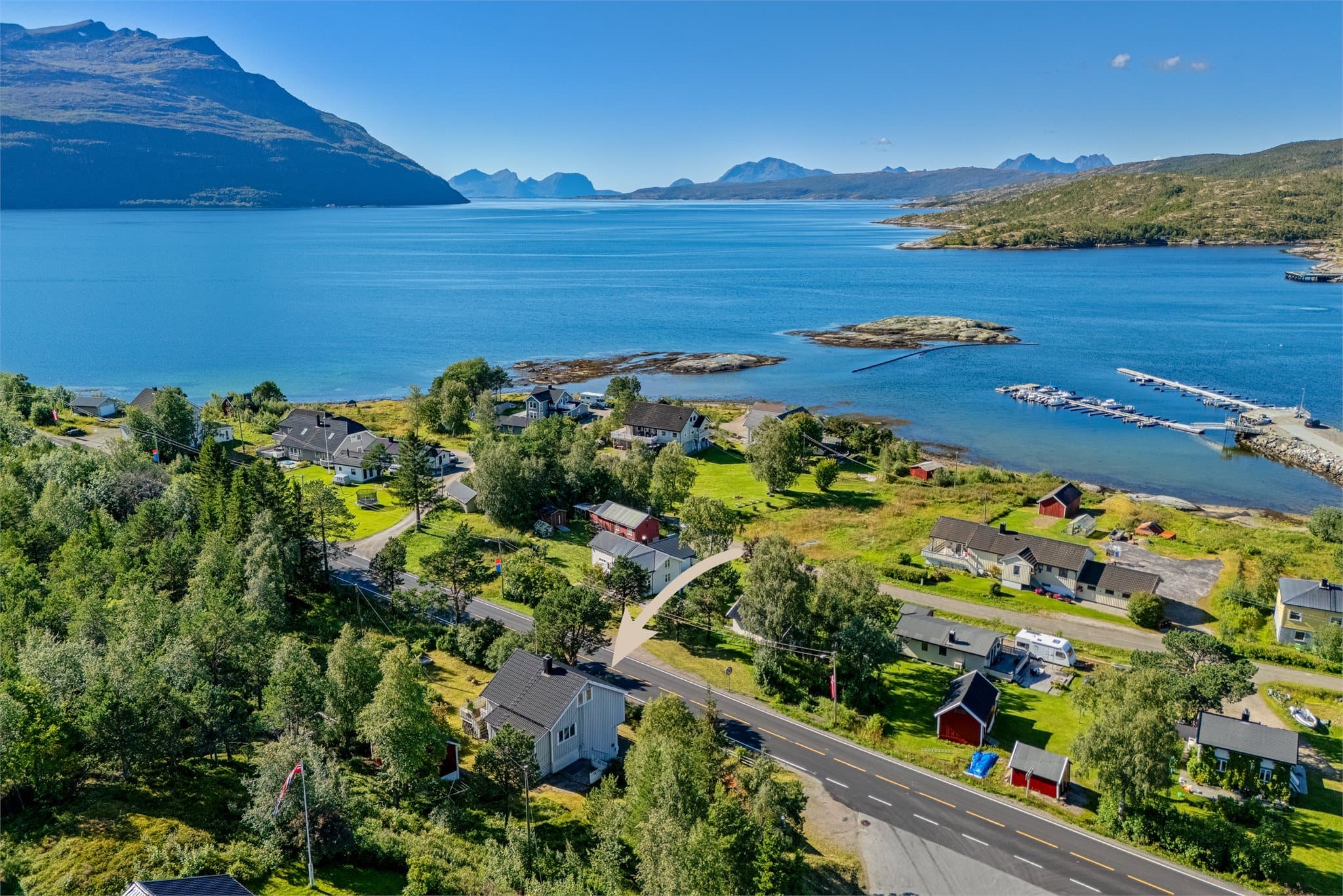 Sentral beliggenhet på Innhavet ligger denne enebolig over tre plan med innredet hybeldel i underetasjen.
