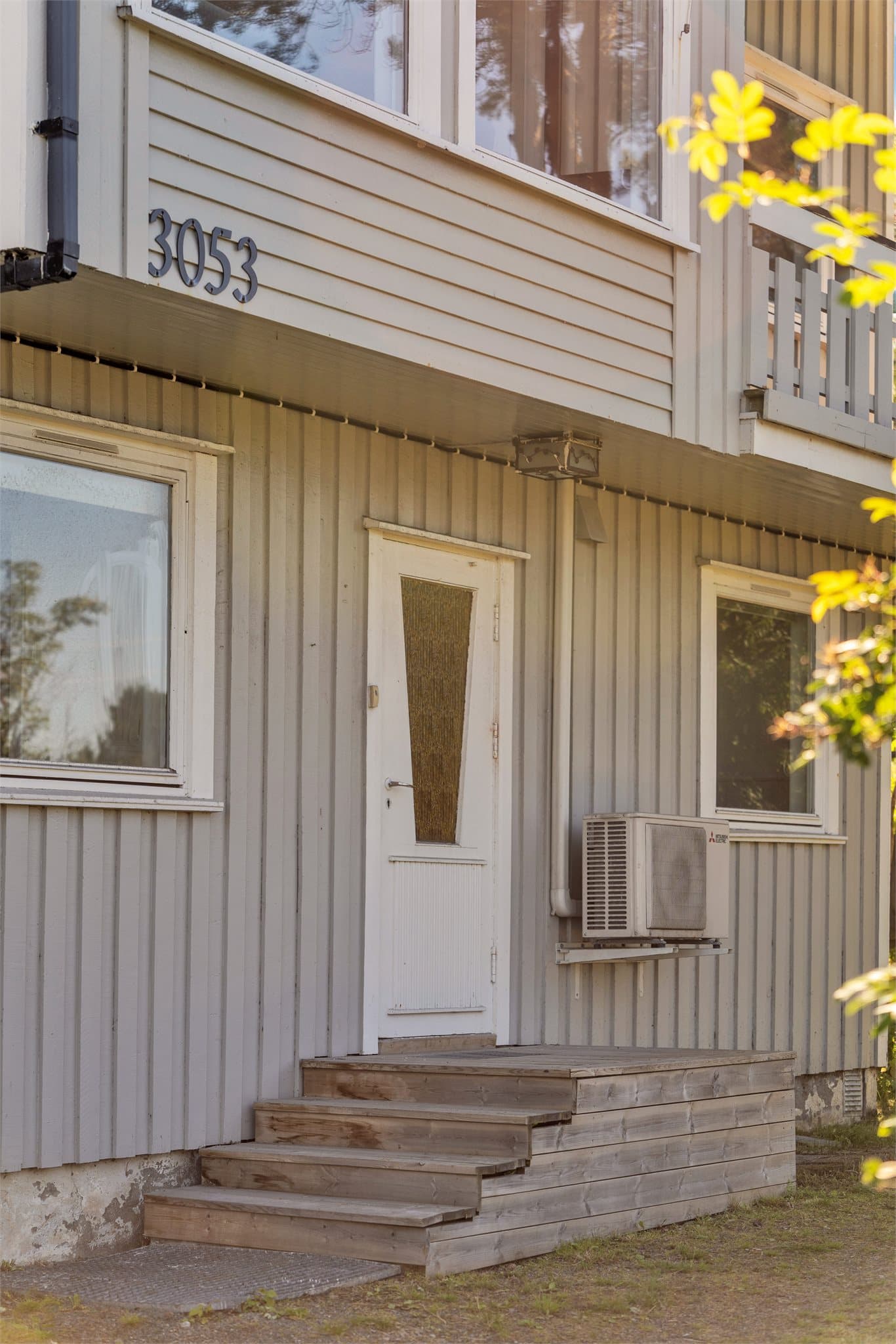 Utedelen til varmepumpen er plassert på ytterveggen ved underetasjen.