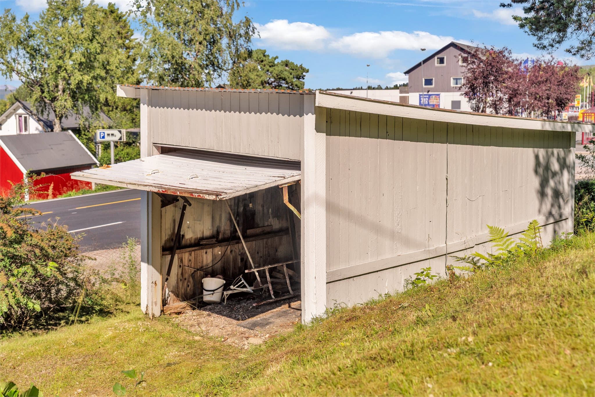 Frittstående garasje på 12 m² for lagring.