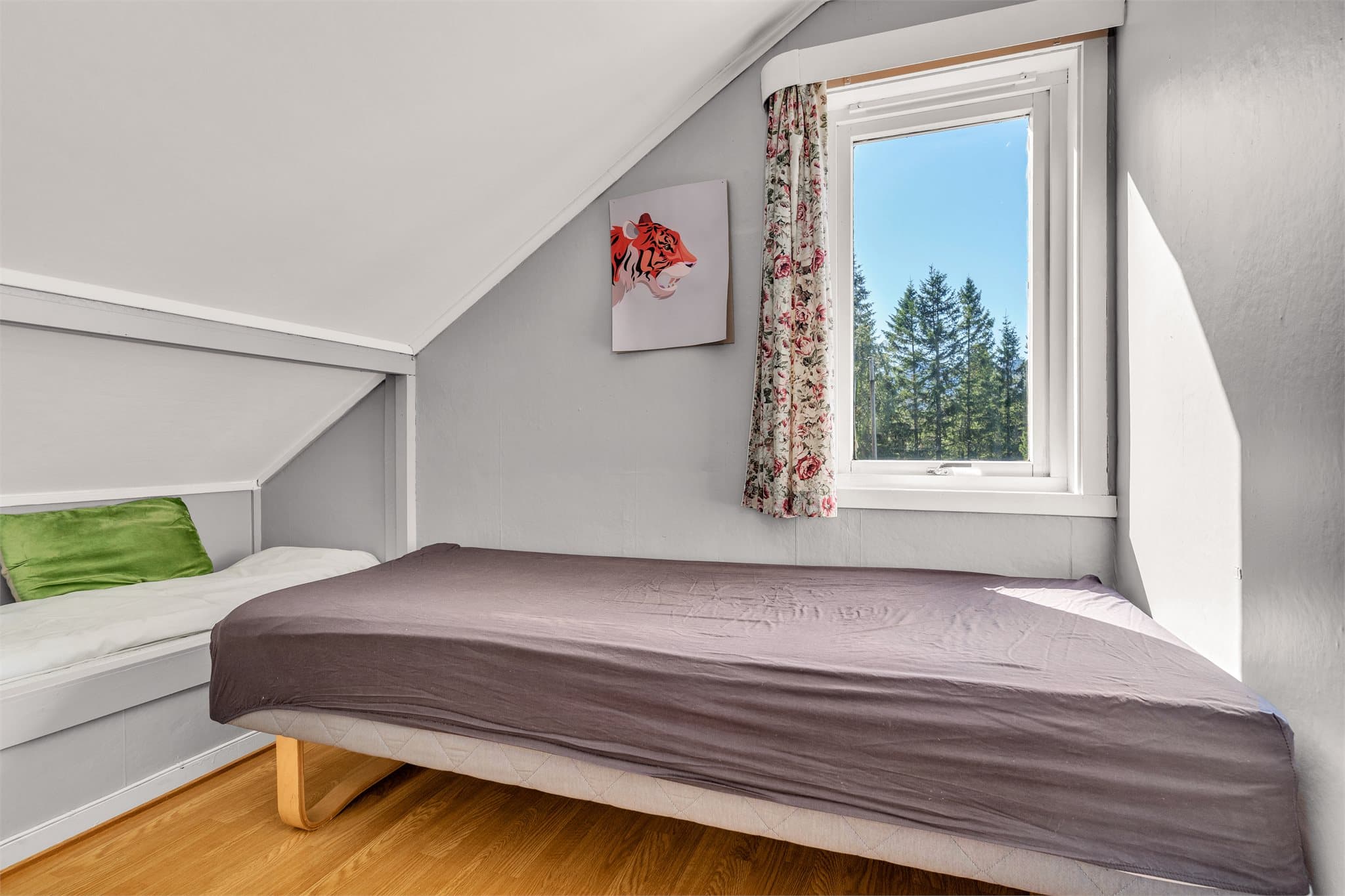 Loftet har et romslig gulvareal, med sjarmerende skråtak.
