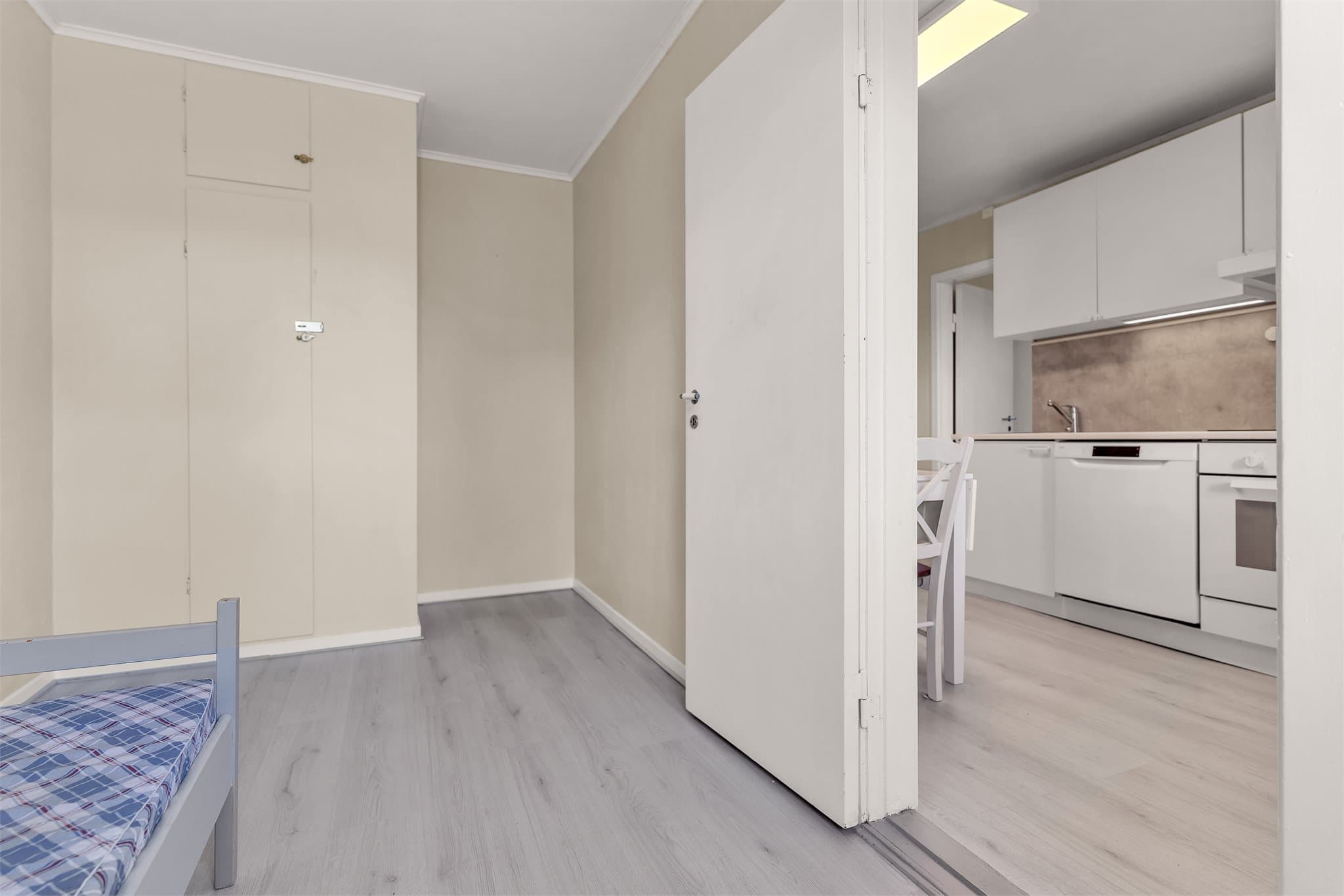 Rommet har plass til seng og oppbevaringsmøbler.