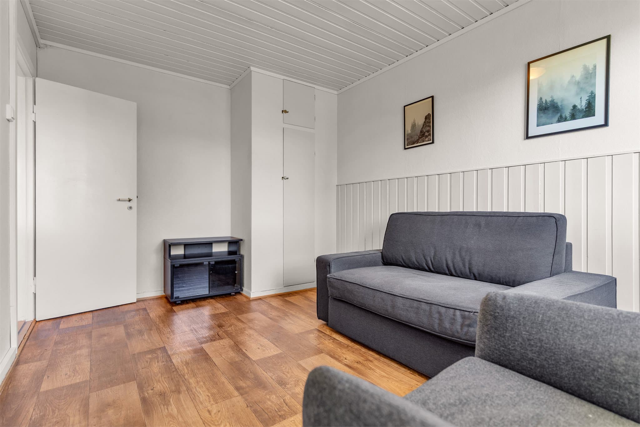 Stuen i underetasjen gir en ekstra, adskilt sone i boligen.