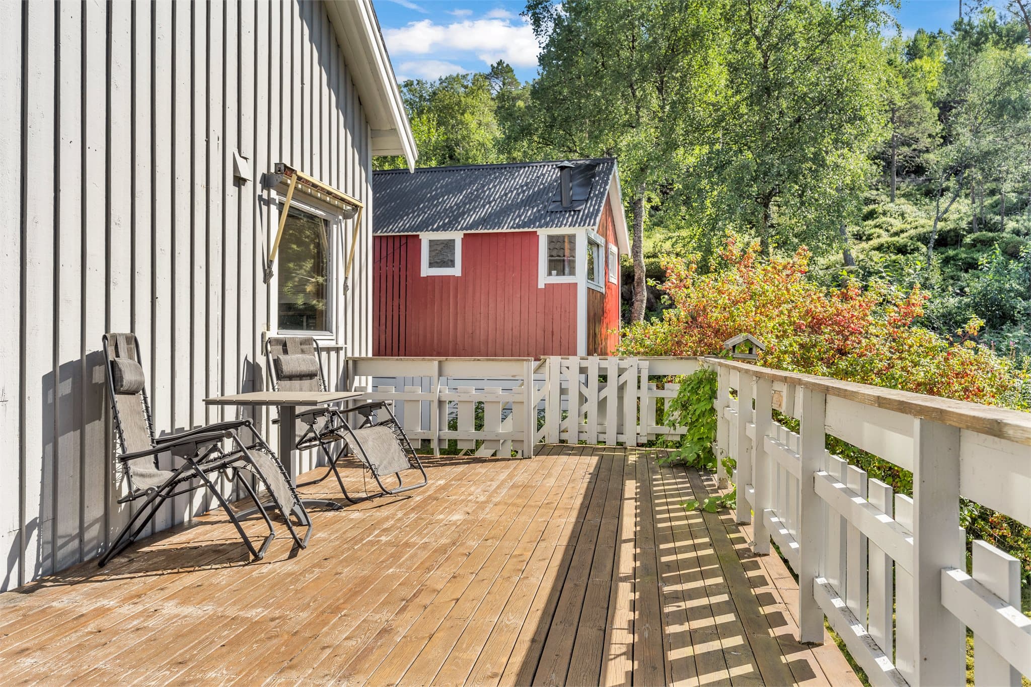 Uteplassen er et fint bindeledd mellom boligen og hagen.