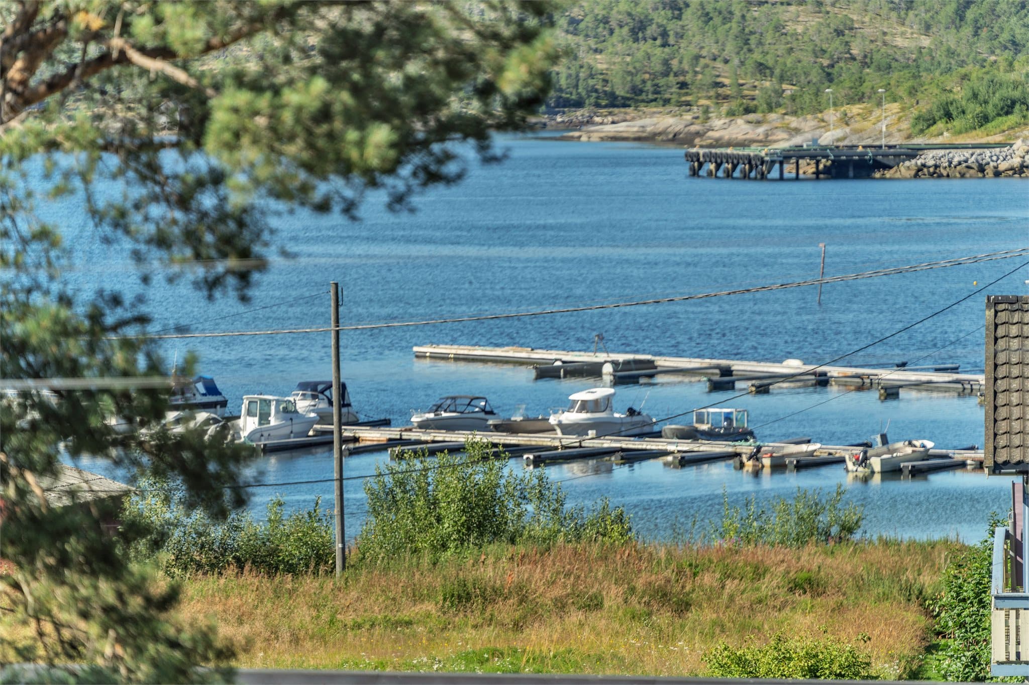 Utsikt mot fjorden og nærområdet fra stuen.
