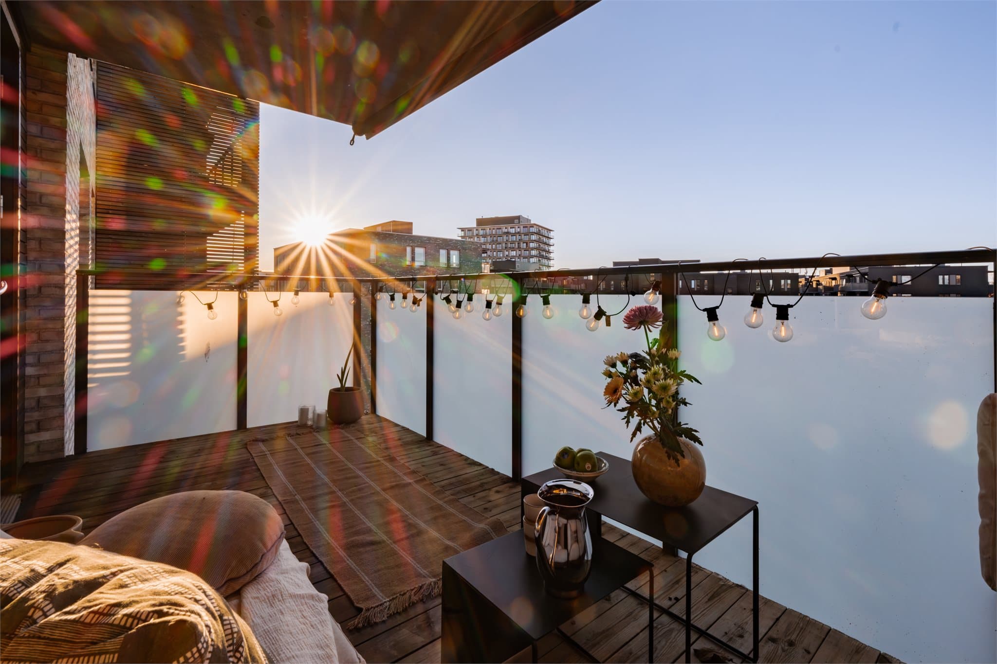 Med sine 10 kvm er det god plass til utemøbler, grill og diverse planter. Her bor du høyt og fritt med gode solforhold.