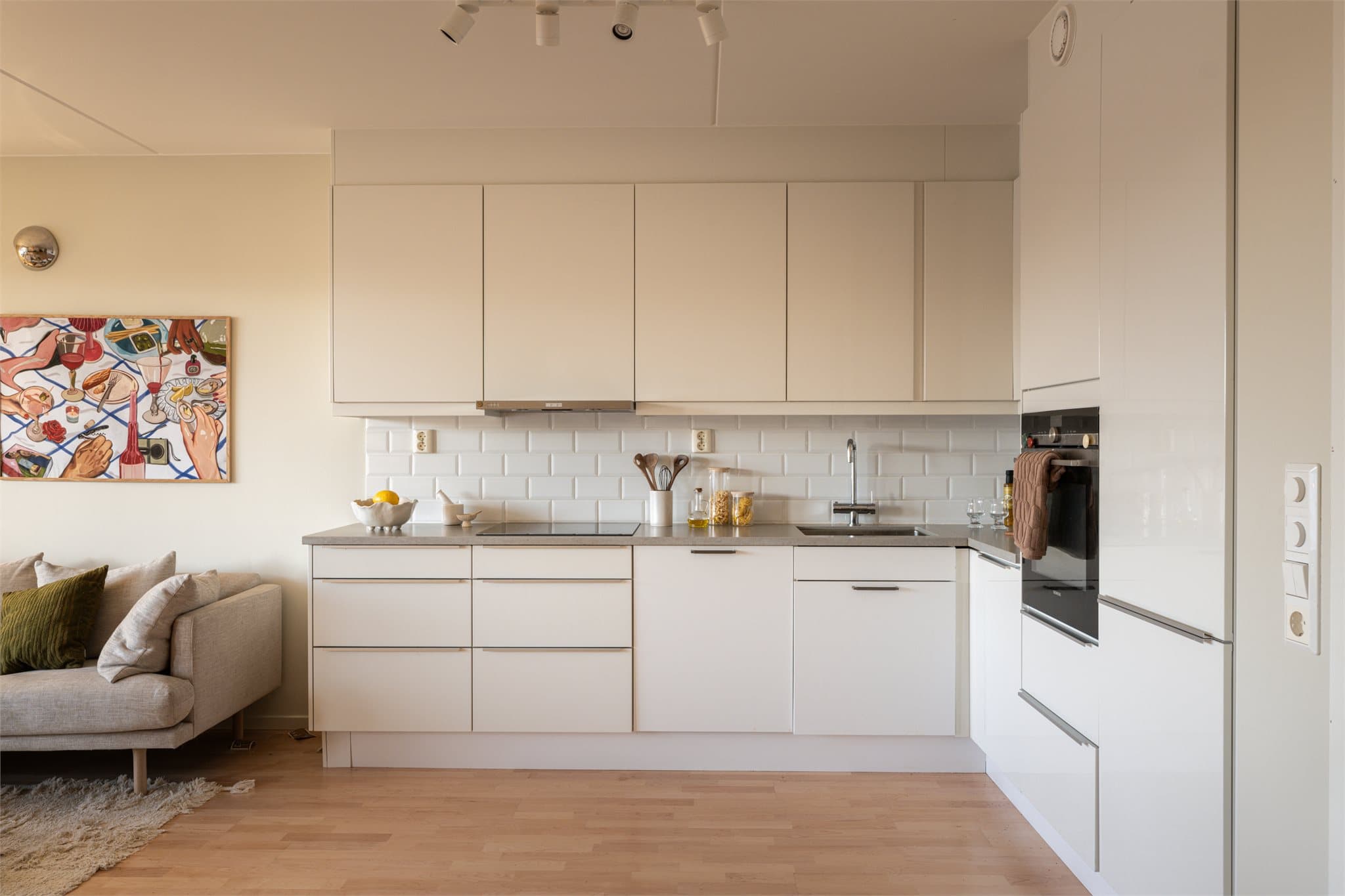 Kjøkkenet er tidløst med integrerte hvitevarer som gir et sømløst uttrykk.