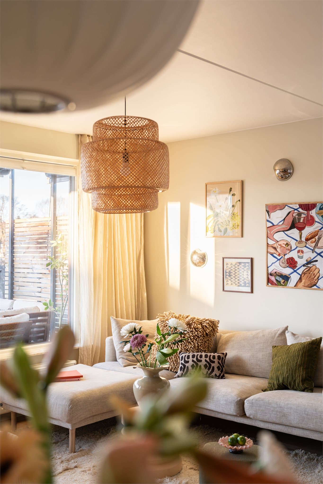 Leiligheten holder god standard og har en gjennomgående planløsning med god flyt.