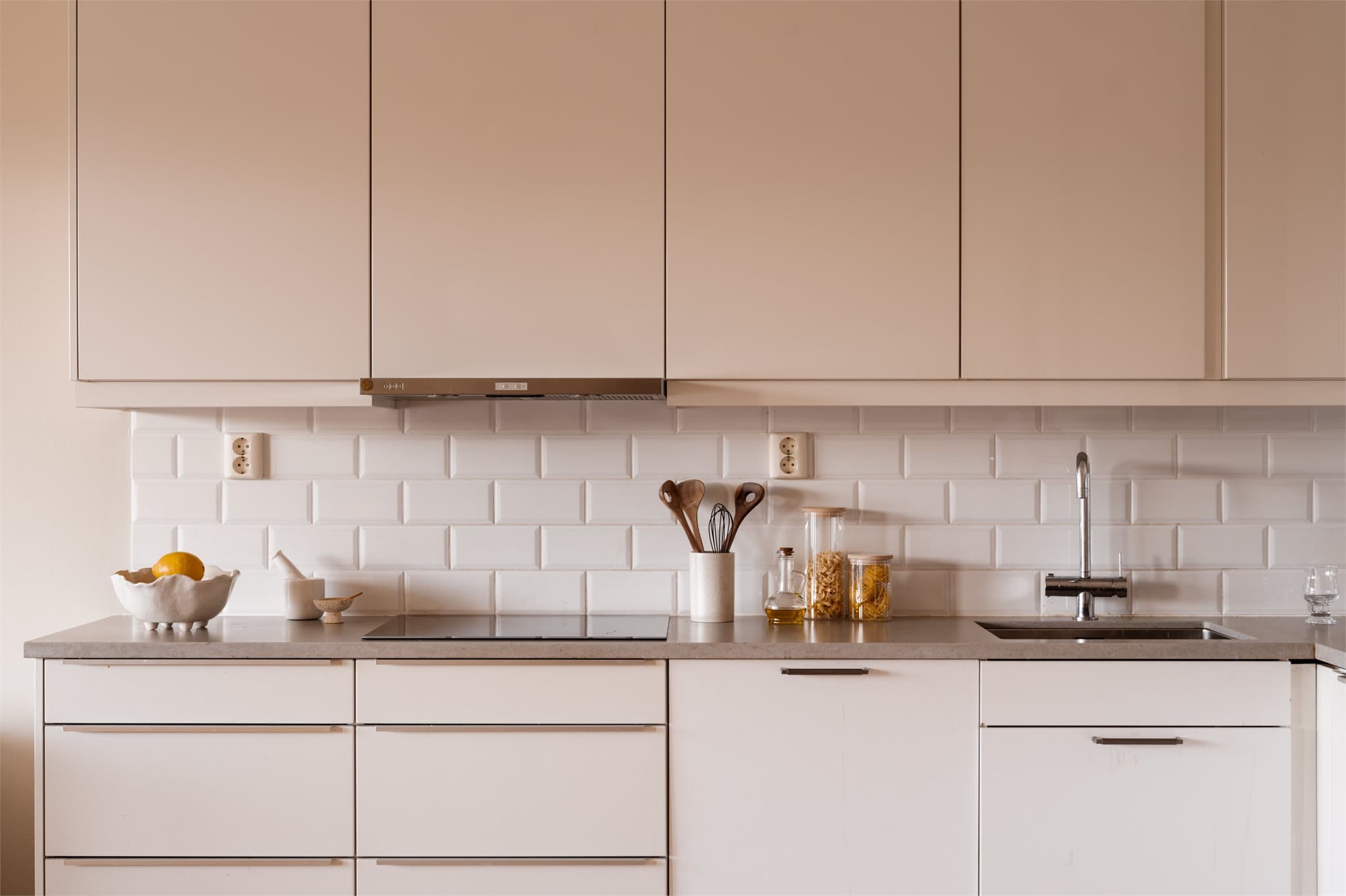 Det er rikelig med oppbevaringsplass i både skuffer og skap, og benkeplate i stein er en delikat detalj som gir gode arbeidsforhold.