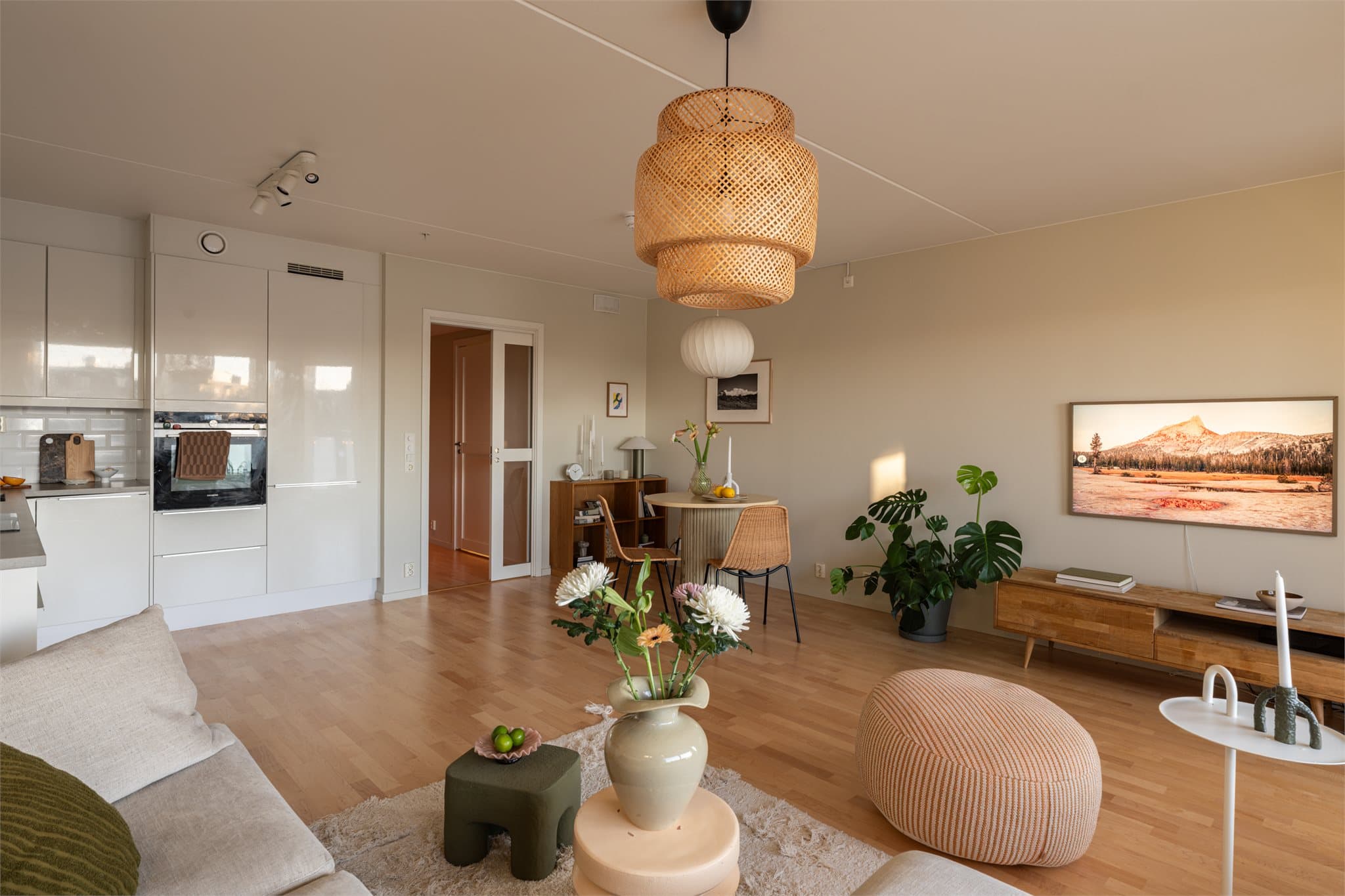 Her finnes mange muligheter, hva gjelder å plassere sittegruppene, og dere får mer enn nok rom for sosiale sammenkomster.