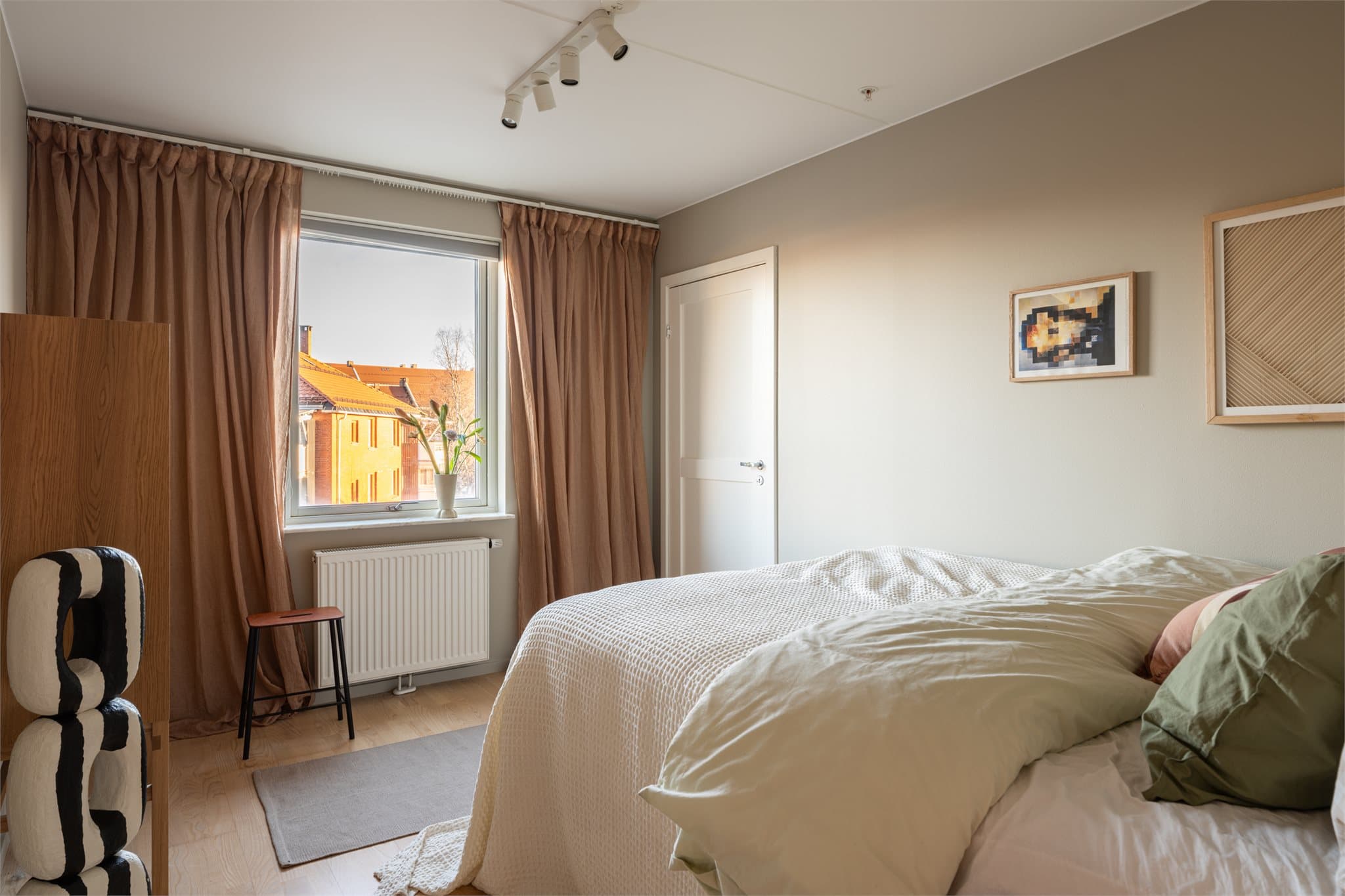 Innbydende og romslig hovedsoverom med delikate fargevalg.