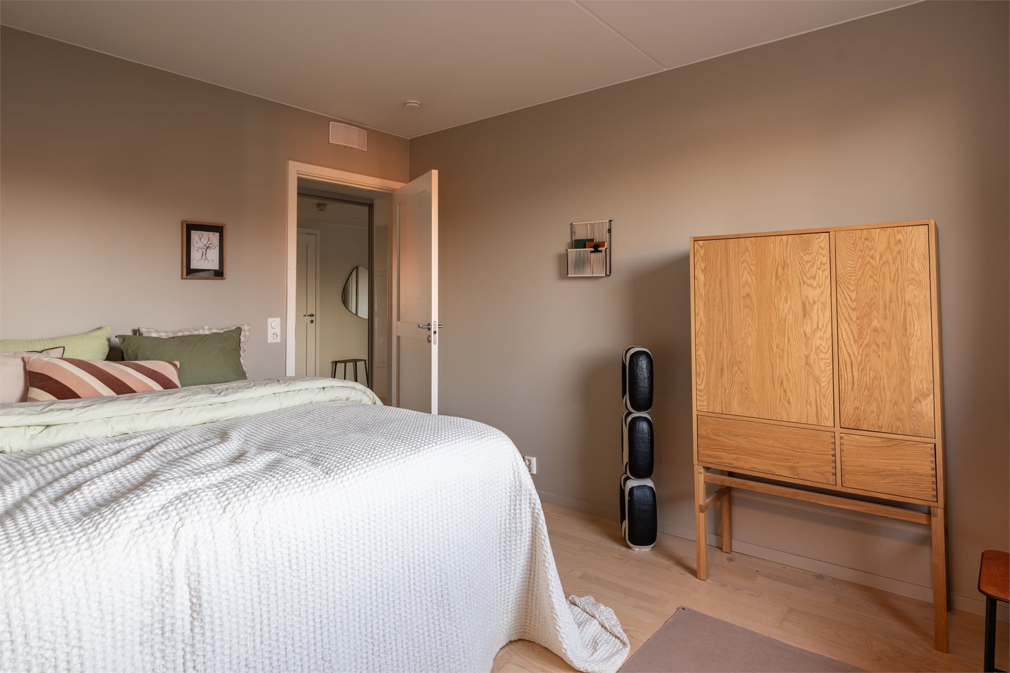 Velegnet plass til stor dobbeltseng, skrivepult eller annen ønsket innredning.