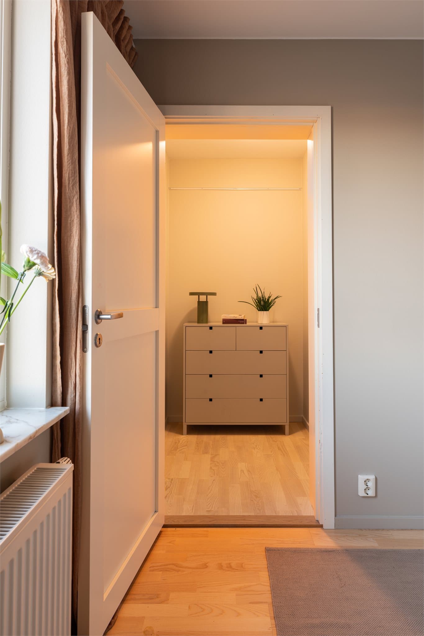 Soverommet har eget walk-in med gode oppbevaringsmuligheter.