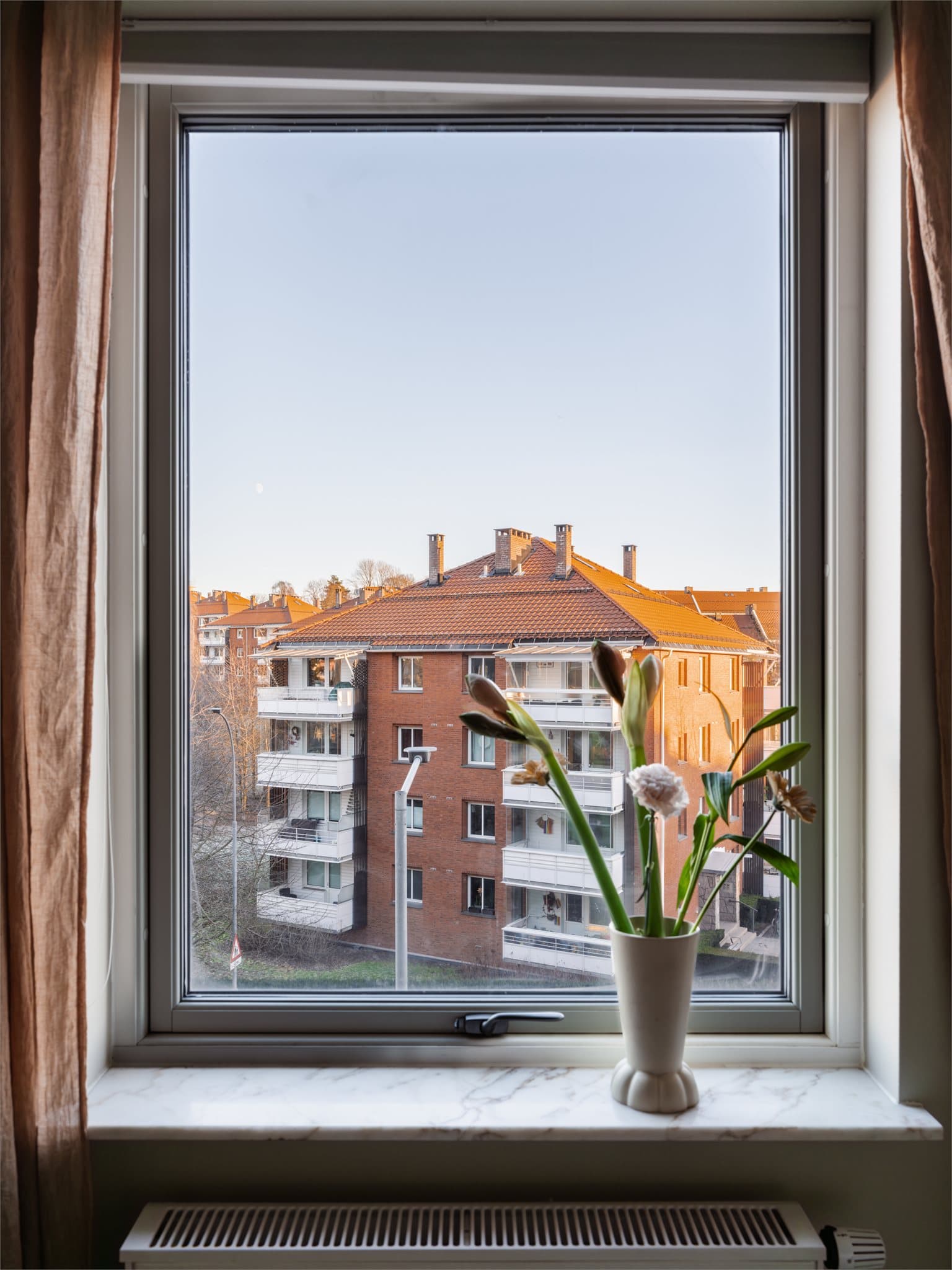 Et stort vindu slipper inn godt med lys og gir fin utsikt over nærområdet. Legg merke til de flotte vinduskarmene av marmor.