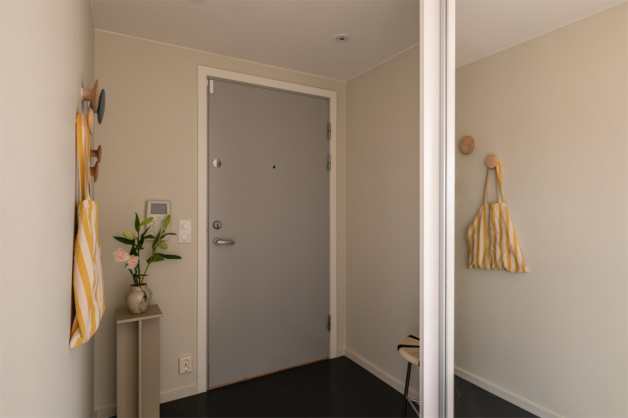 Velkommen til visning! Dørcallinganlegget gjør det enkelt å slippe inn gjester.