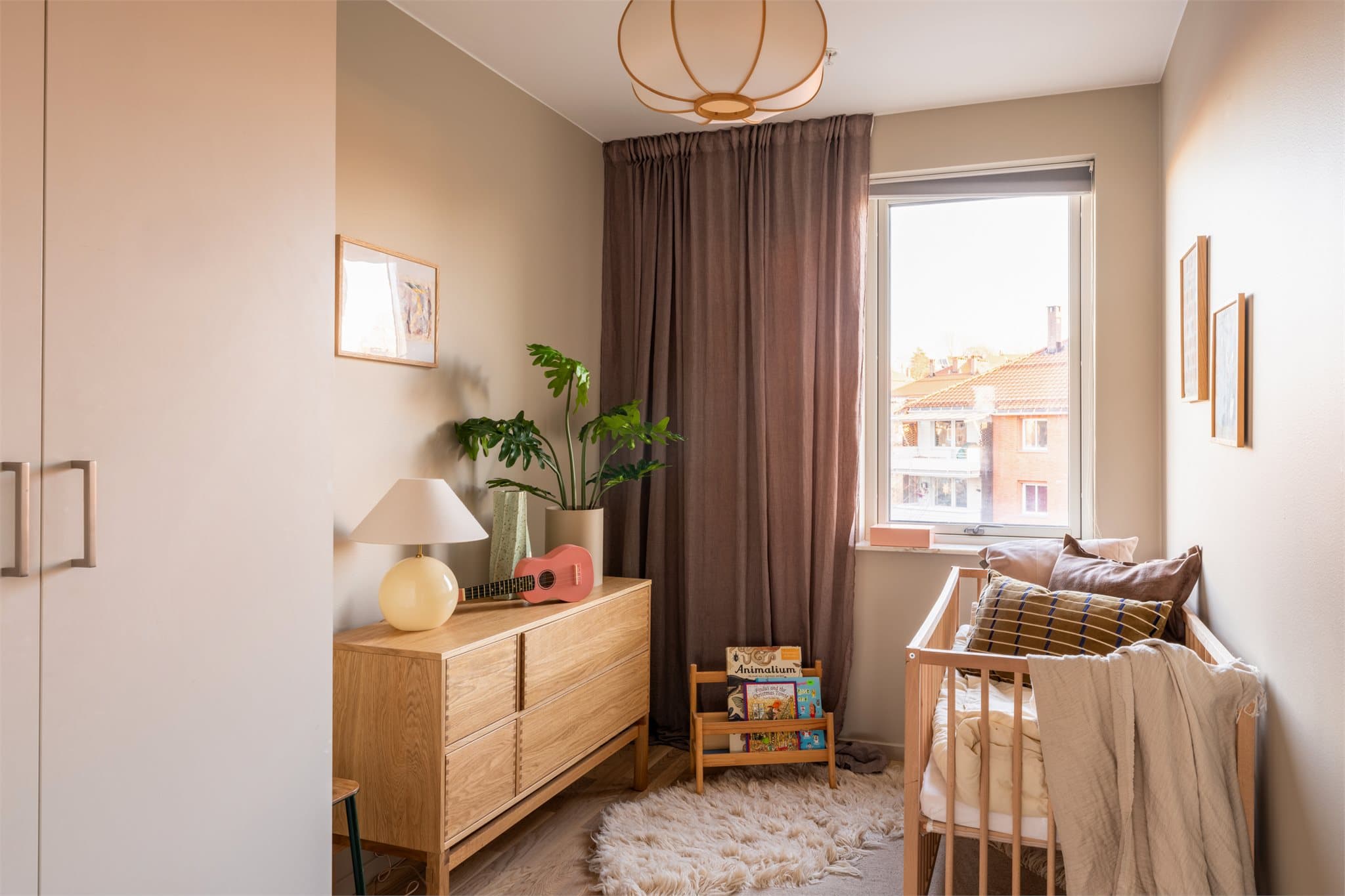 Et lyst og lekent barnerom som gir god plass til både lek og aktiviteter.