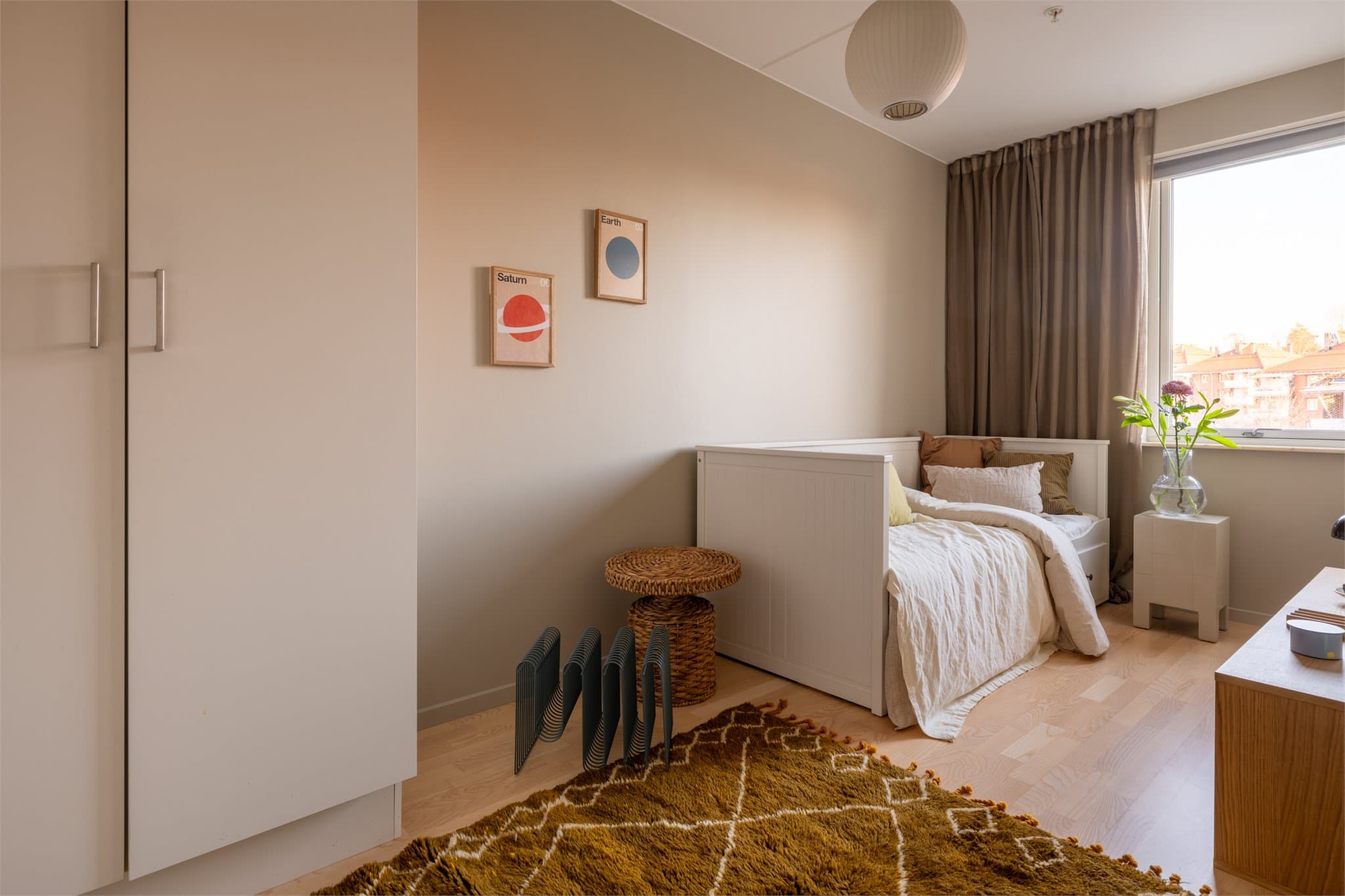 Tre soverom gir boligen stor fleksibilitet, enten du trenger plass til gjester, hjemmekontor eller ekstra oppbevaring.