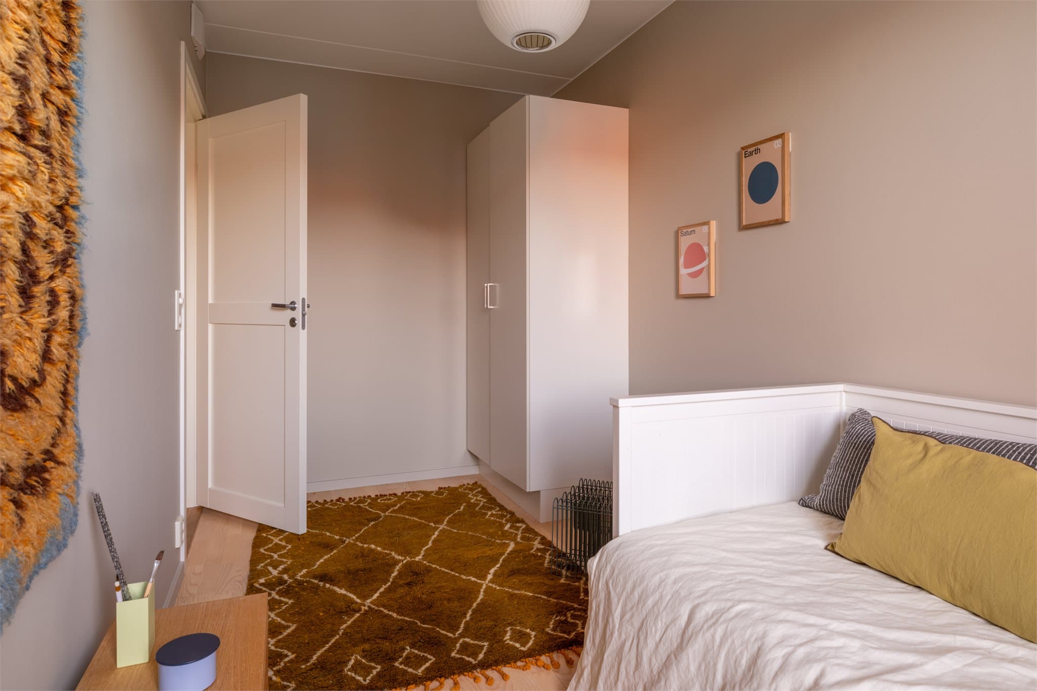 Det er god plass til både praktiske oppbevaringsmøbler, skrivepult eller annet møblement.