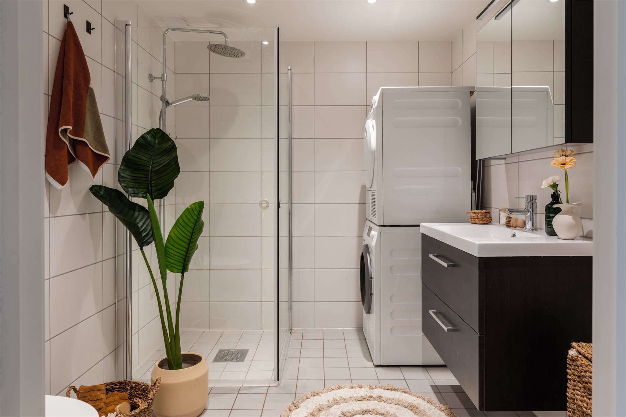 Lyst, delikat baderom med varme i gulv og opplegg for vaskemaskin / tørketrommel.