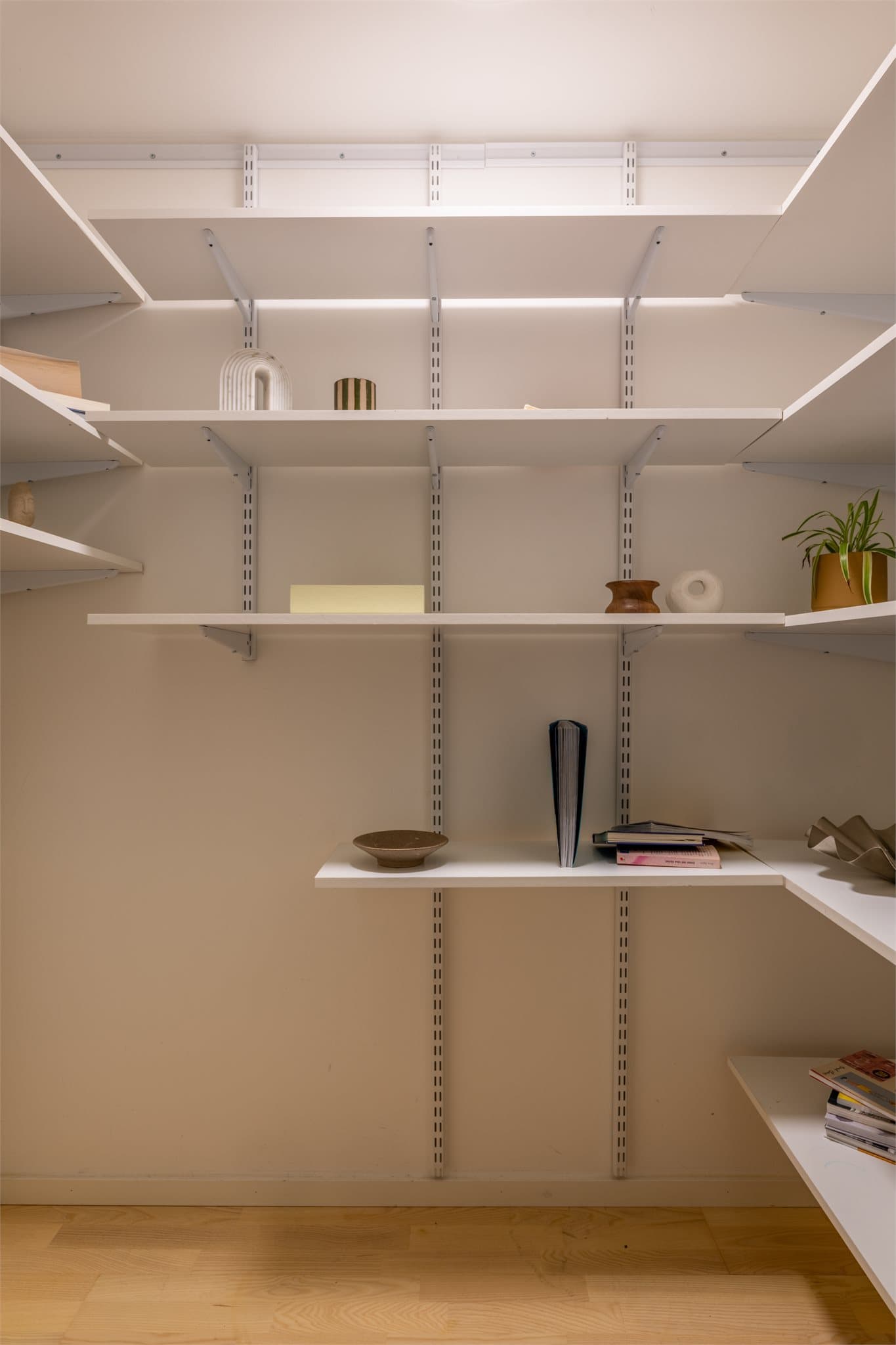 En innvendig bod gjør det enkelt å holde orden og gir plass til det som ikke brukes daglig.