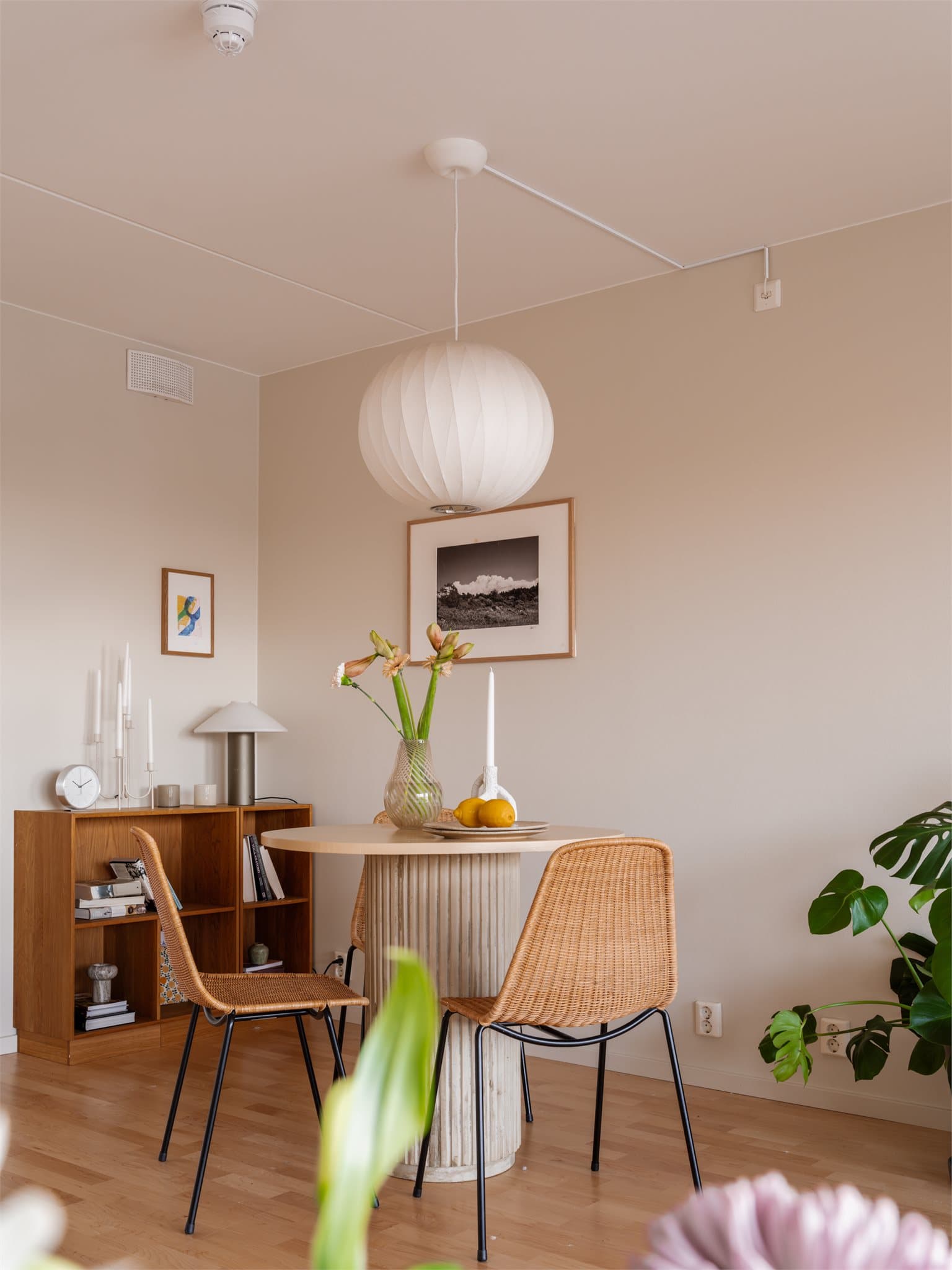 Leiligheten har balansert ventilasjon og sprinkelanlegg i himlingen.