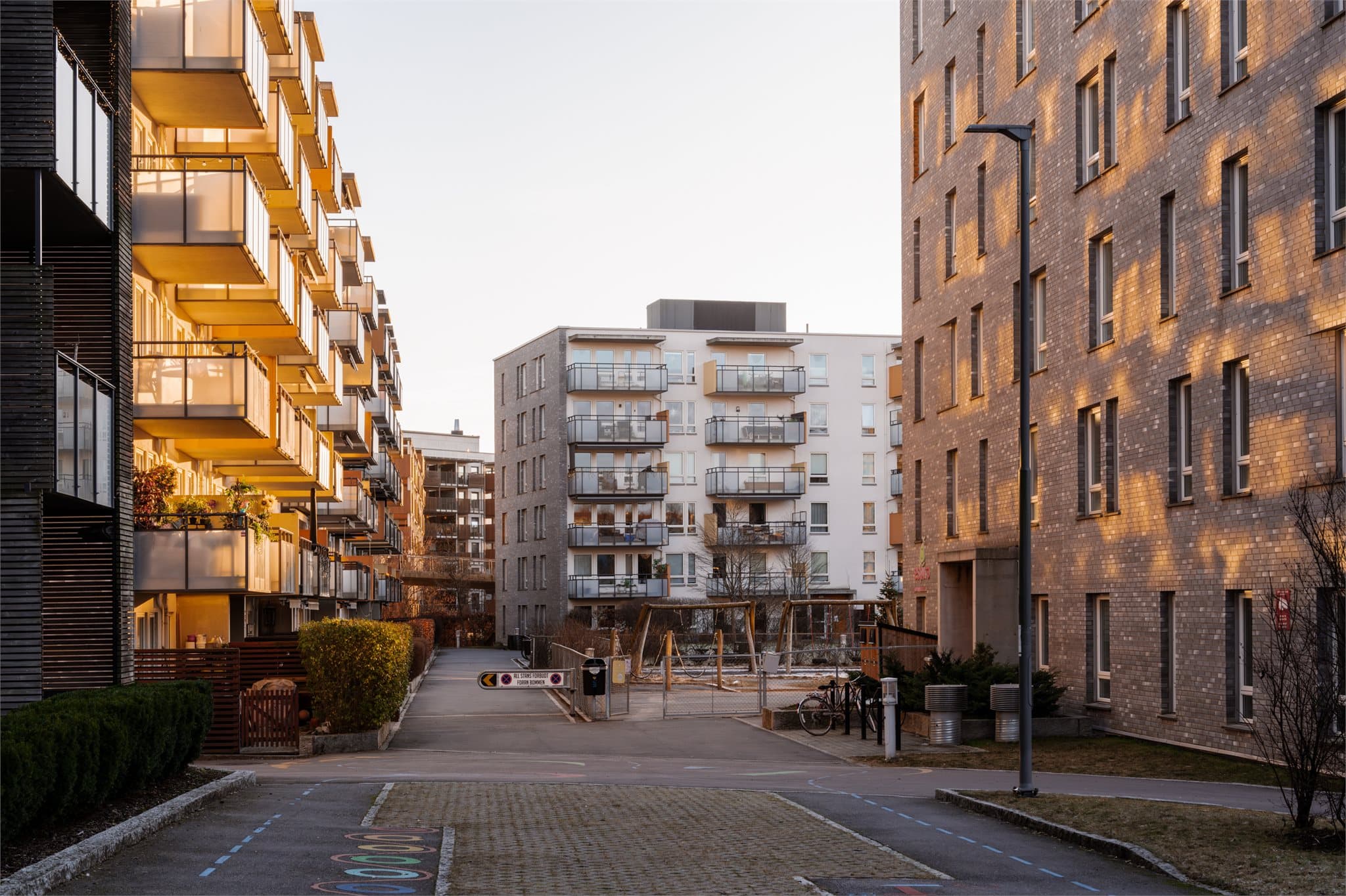 Her bor du i et moderne nabolag hvor alle nødvendige servicefasiliteter finnes innen gangavstand.